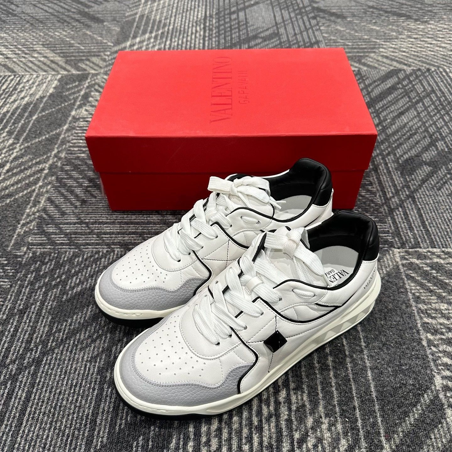 Valentino Valentino One Stud Leather Sneakers 44 Size US 11 / EU 44 - 2 Thumbnail