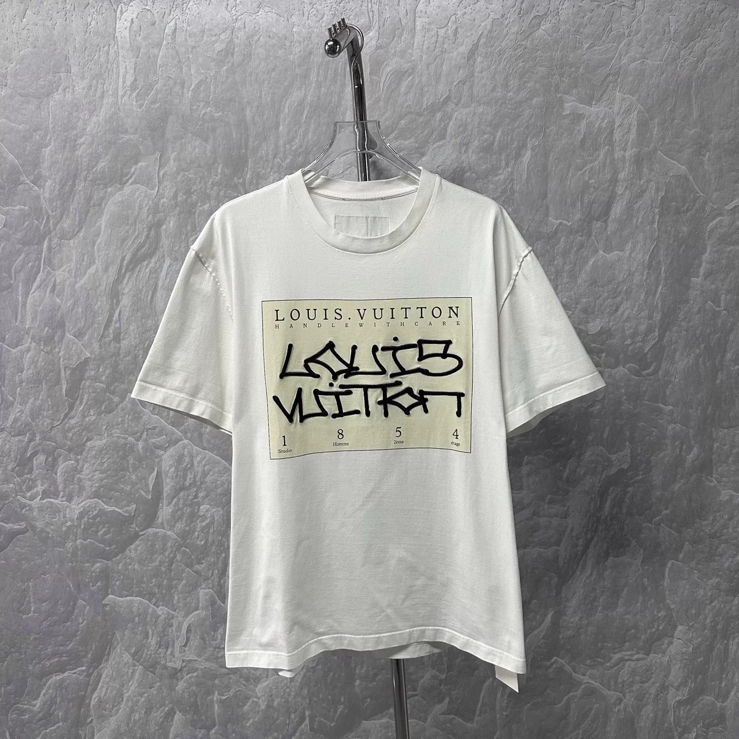 Louis Vuitton Louis Vuitton Handle With Care Graffiti T-Shirt XXL Size US XXL / EU 58 / 5 - 2 Thumbnail