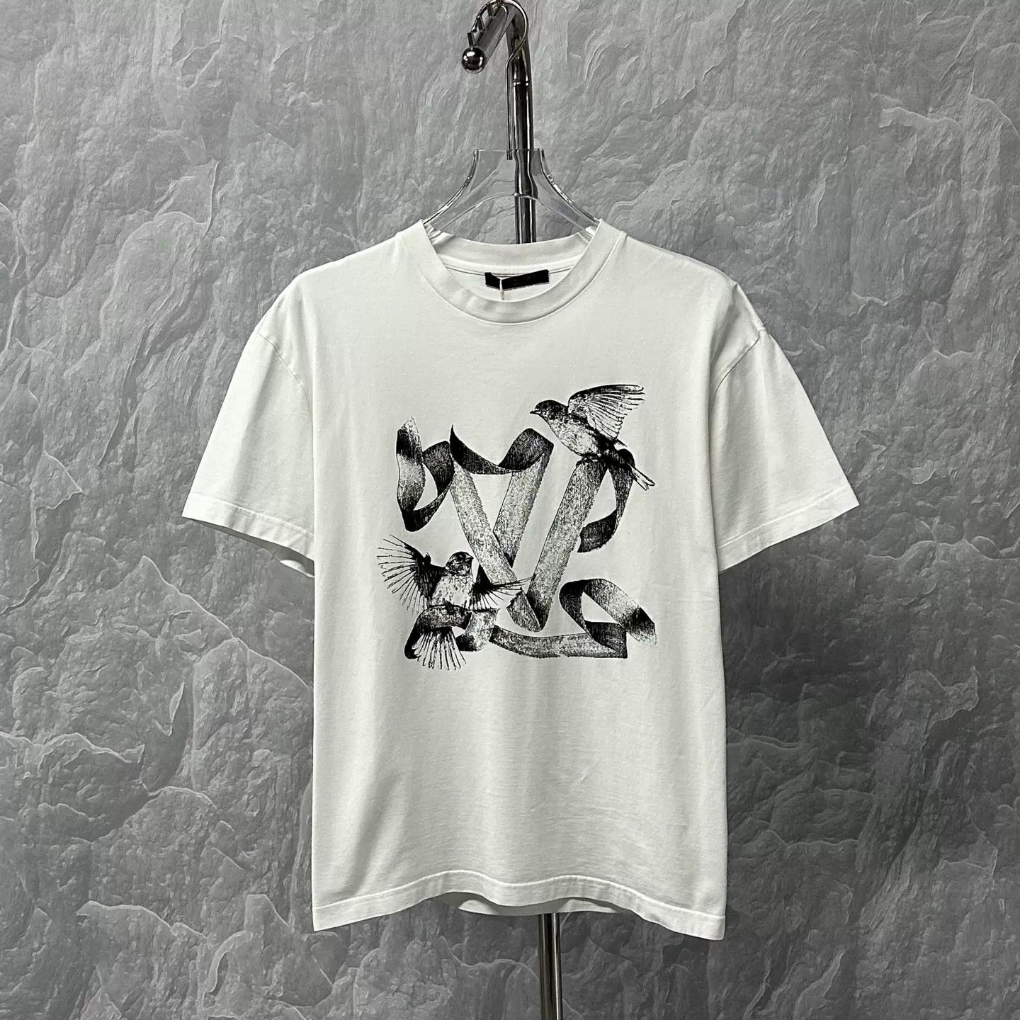 Louis Vuitton Louis Vuitton Dove Graphic Print T-Shirt M Size US M / EU 48-50 / 2 - 2 Thumbnail