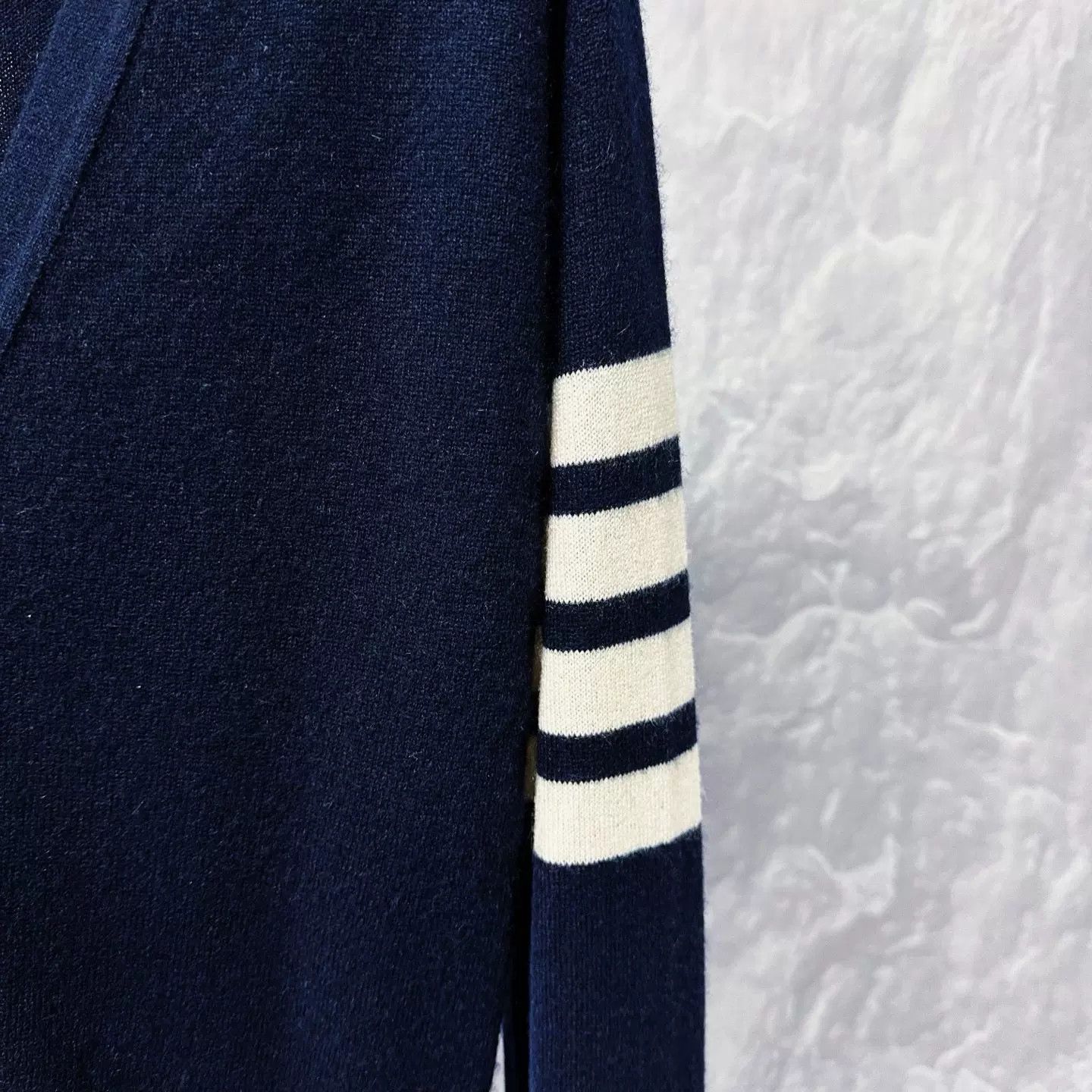 Thom Browne Thom Browne Cashmere 4-Bar V-Neck Cardigan Size 3 Size US L / EU 52-54 / 3 - 4 Thumbnail