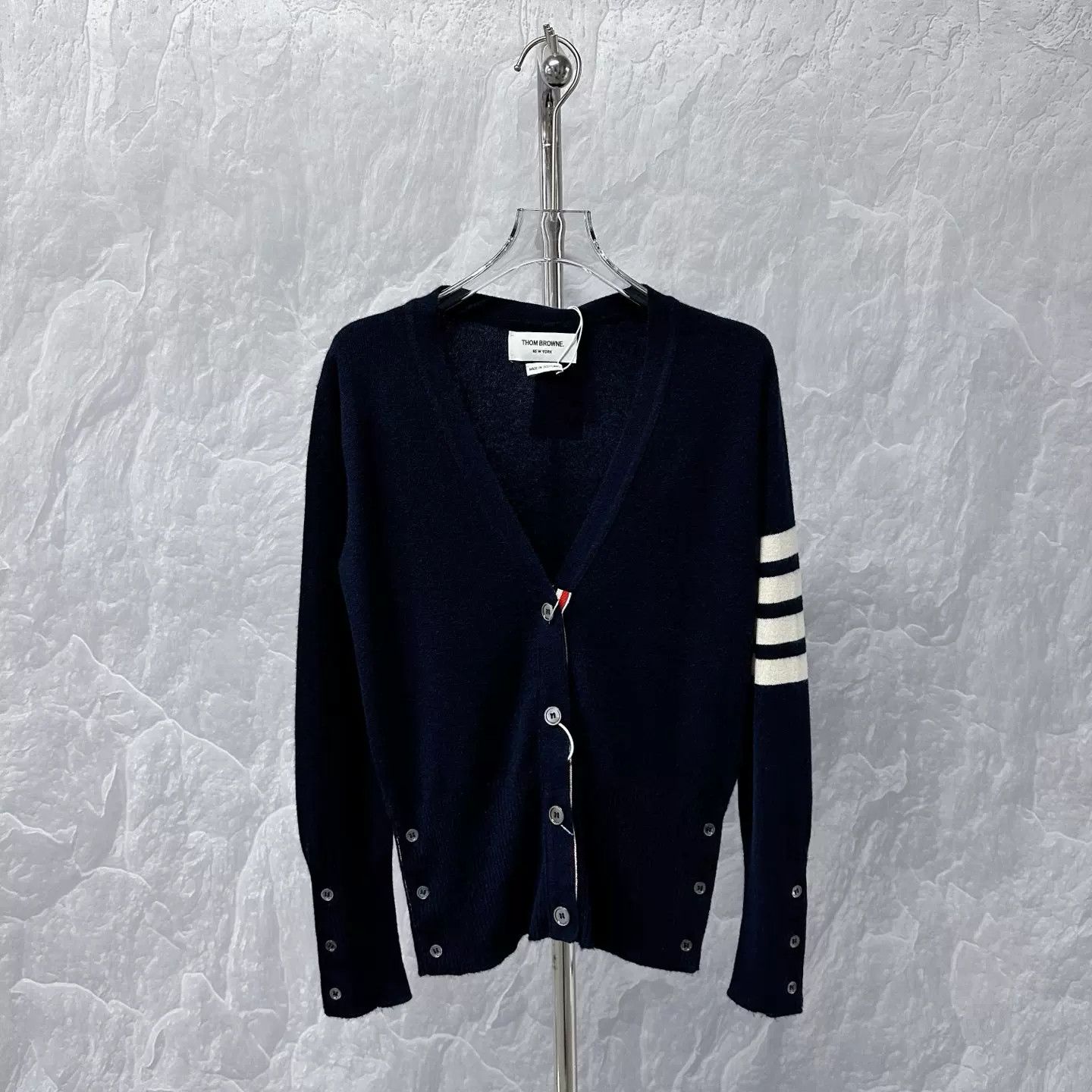 Thom Browne Thom Browne Cashmere 4-Bar V-Neck Cardigan Size 3 Size US L / EU 52-54 / 3 - 2 Thumbnail