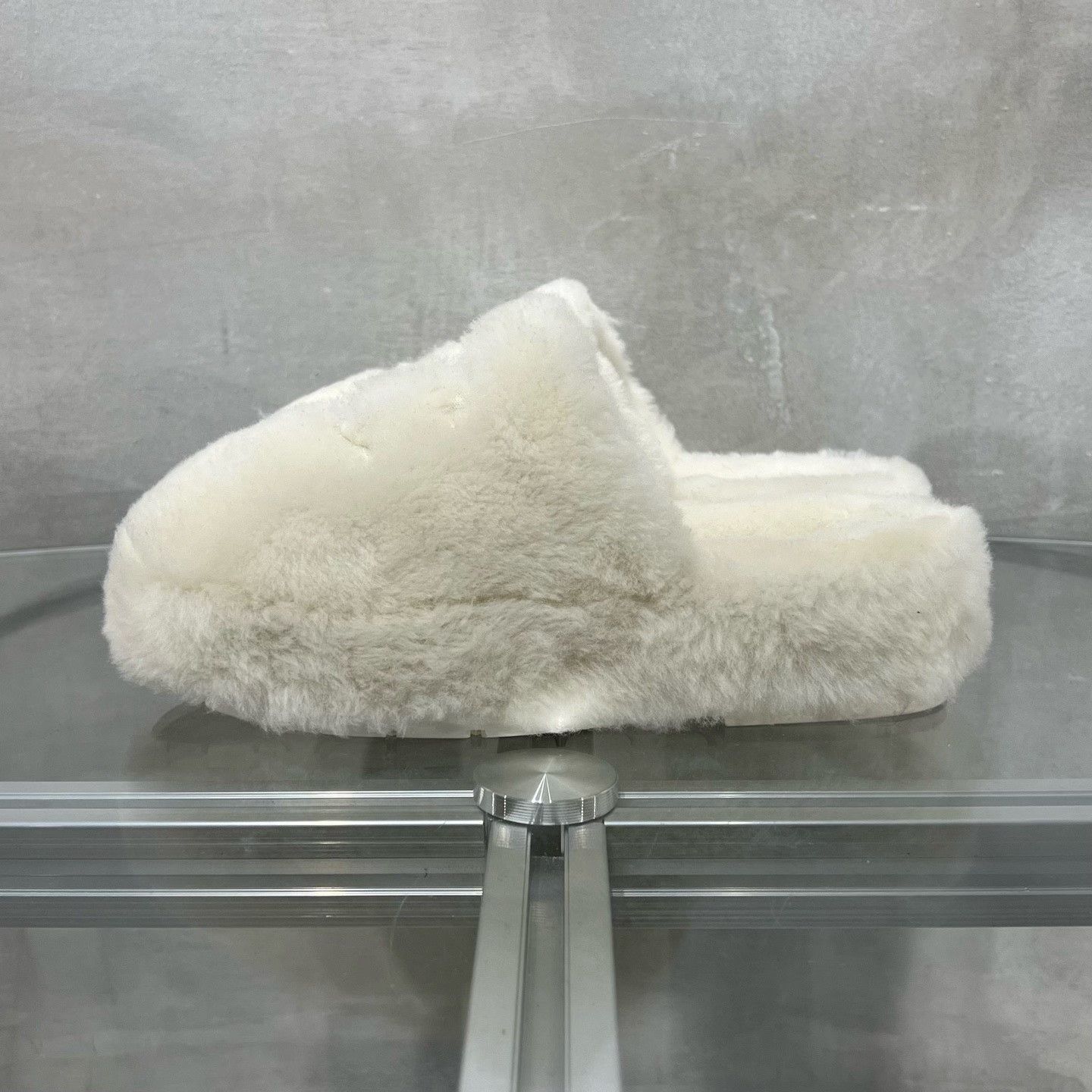 Chanel Chanel 24B White Fluffy Slippers Set Size US 5 / IT 35 - 3 Thumbnail