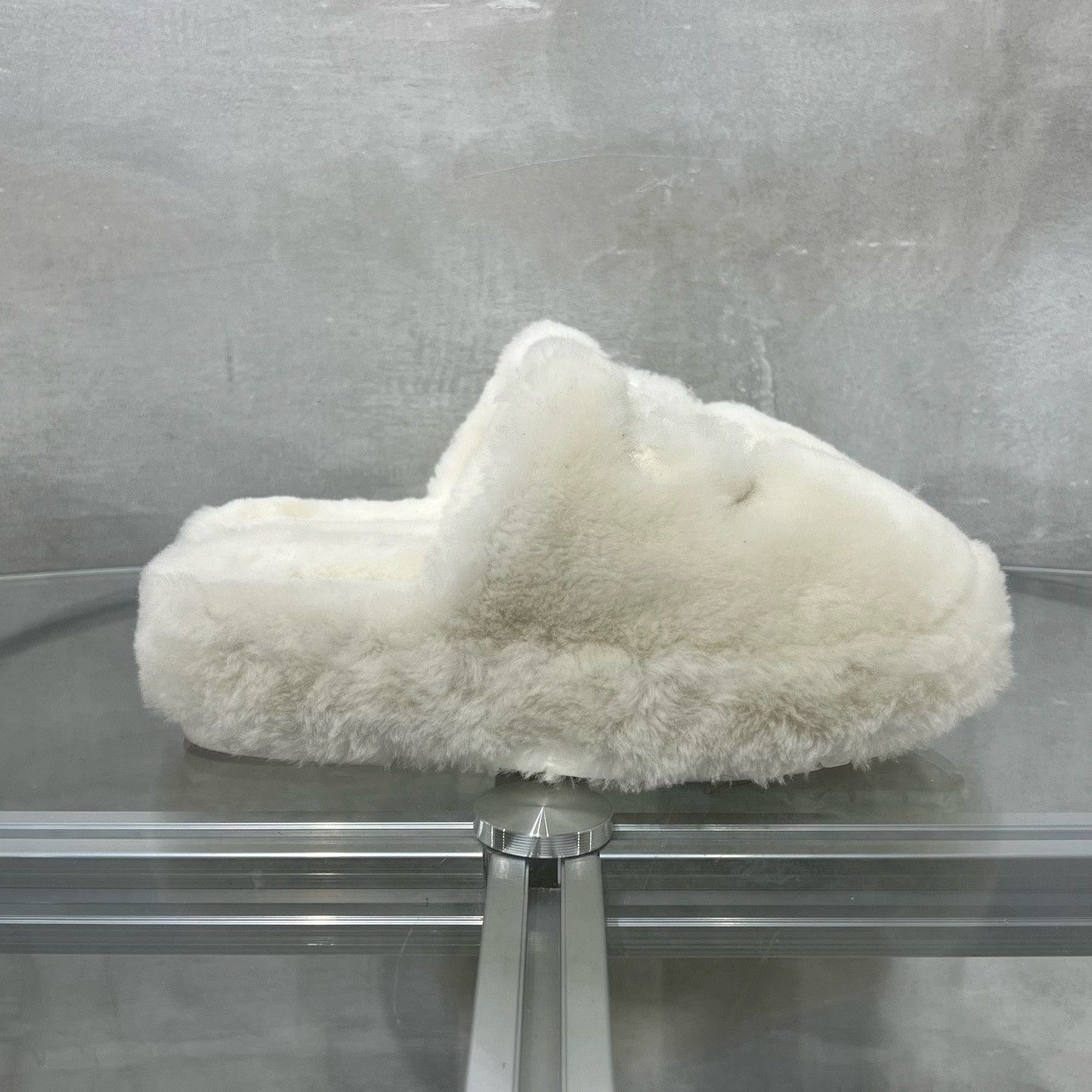 Chanel Chanel 24B White Fluffy Slippers Set Size US 5 / IT 35 - 4 Thumbnail