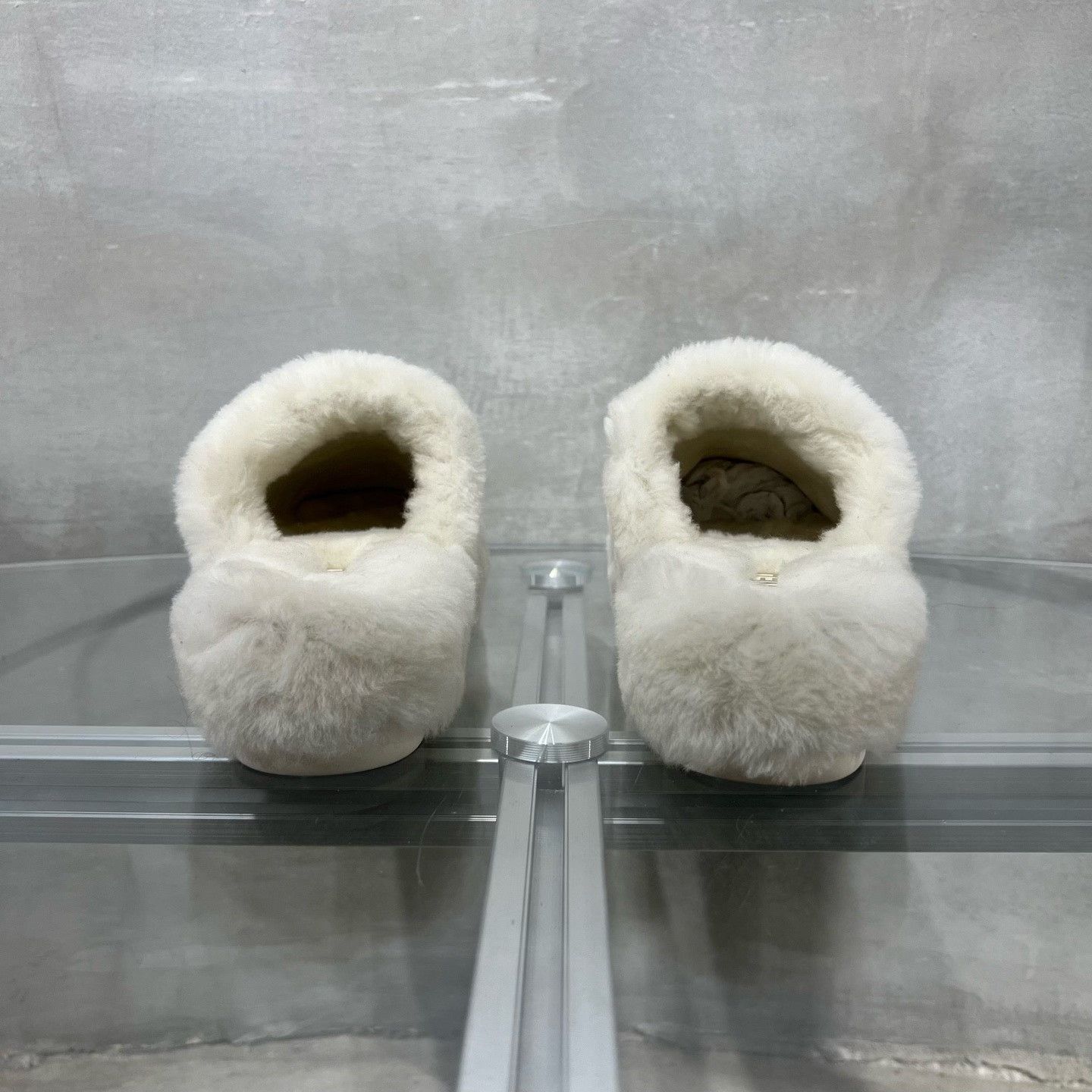 Chanel Chanel 24B White Fluffy Slippers Set Size US 5 / IT 35 - 6 Thumbnail
