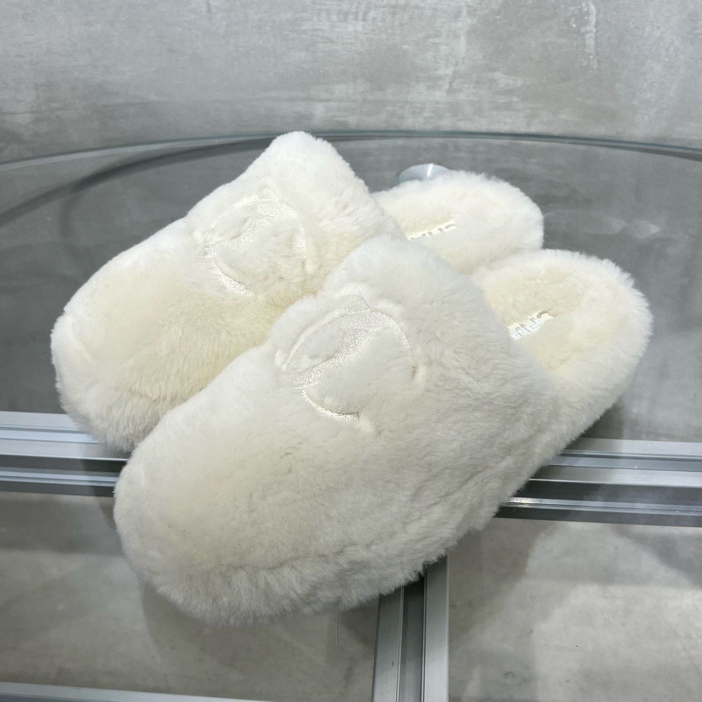 Chanel Chanel 24B White Fluffy Slippers Set Size US 5 / IT 35 - 2 Thumbnail