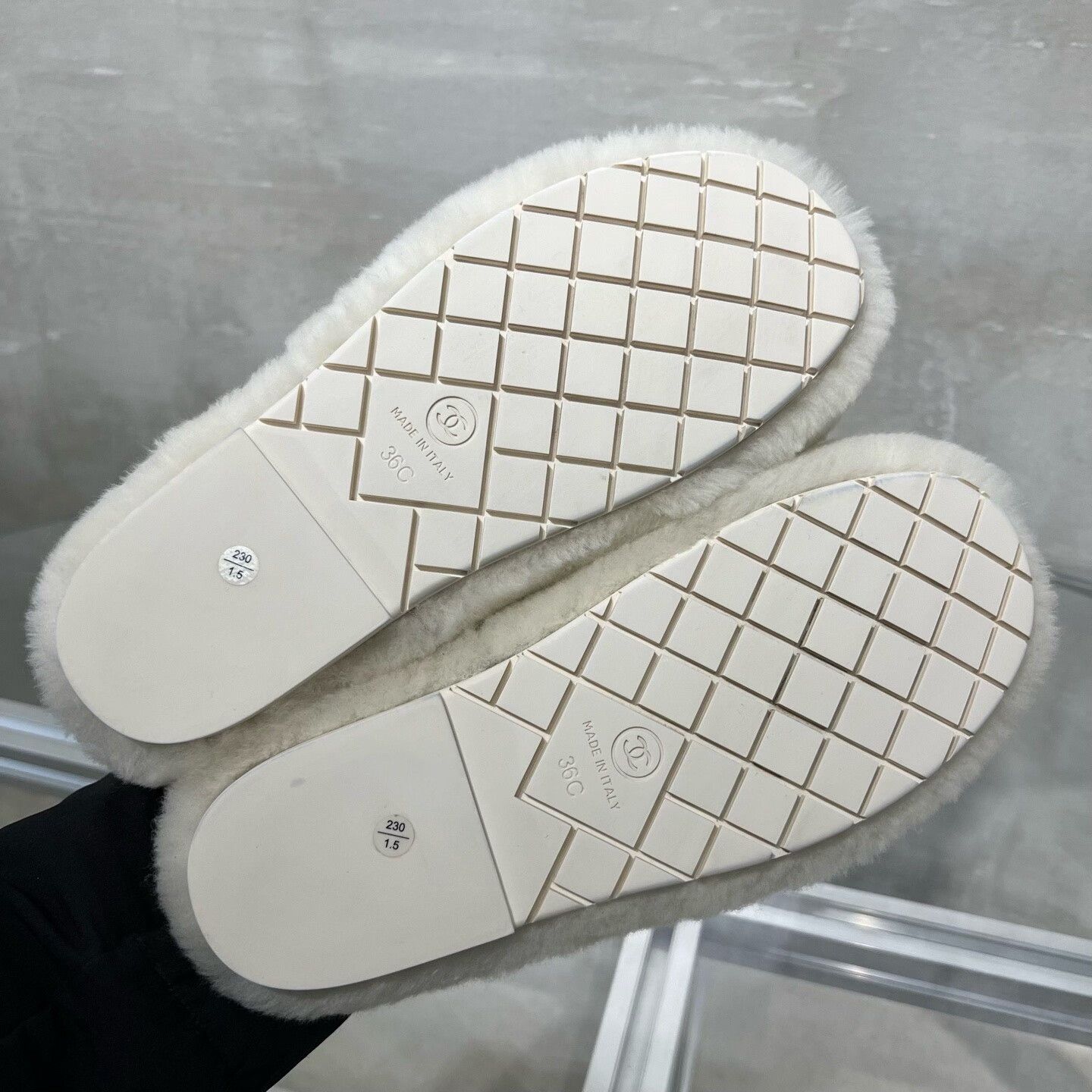 Chanel Chanel 24B White Fluffy Slippers Set Size US 5 / IT 35 - 7 Thumbnail