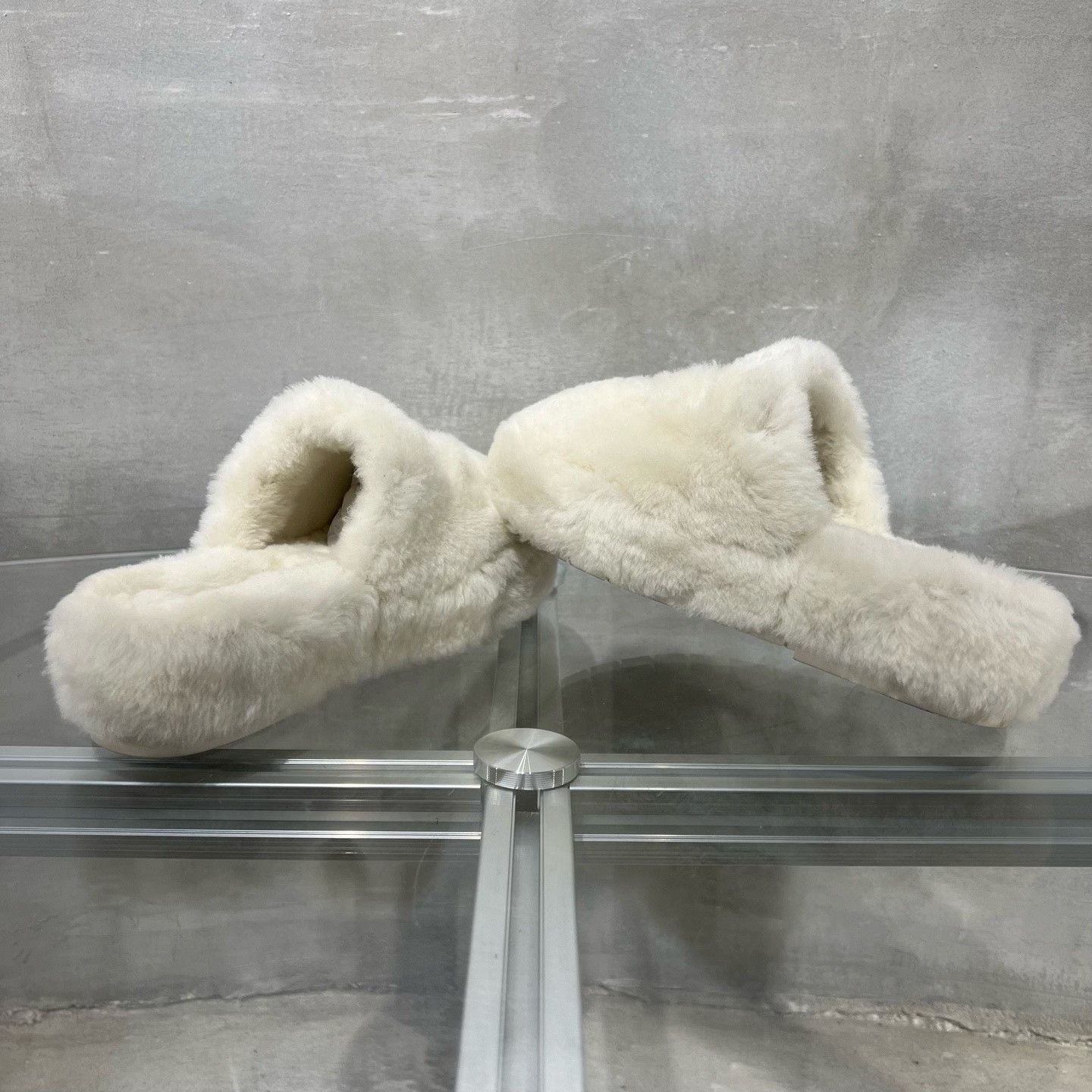 Chanel Chanel 24B White Fluffy Slippers Set Size US 5 / IT 35 - 5 Thumbnail