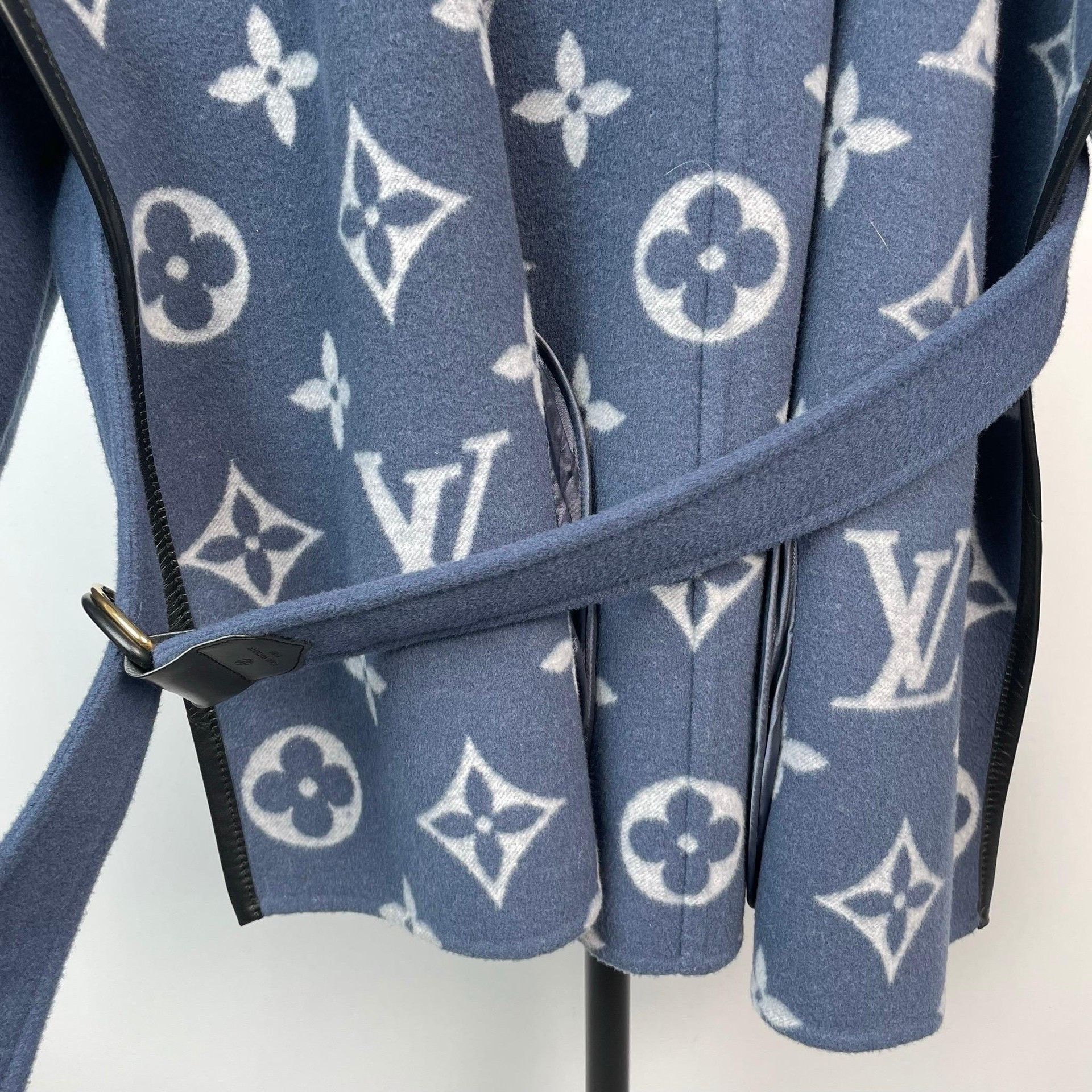 Louis Vuitton Louis Vuitton Blue Monogram Short Coat Size XXS / US 00 / IT 34 - 5 Thumbnail