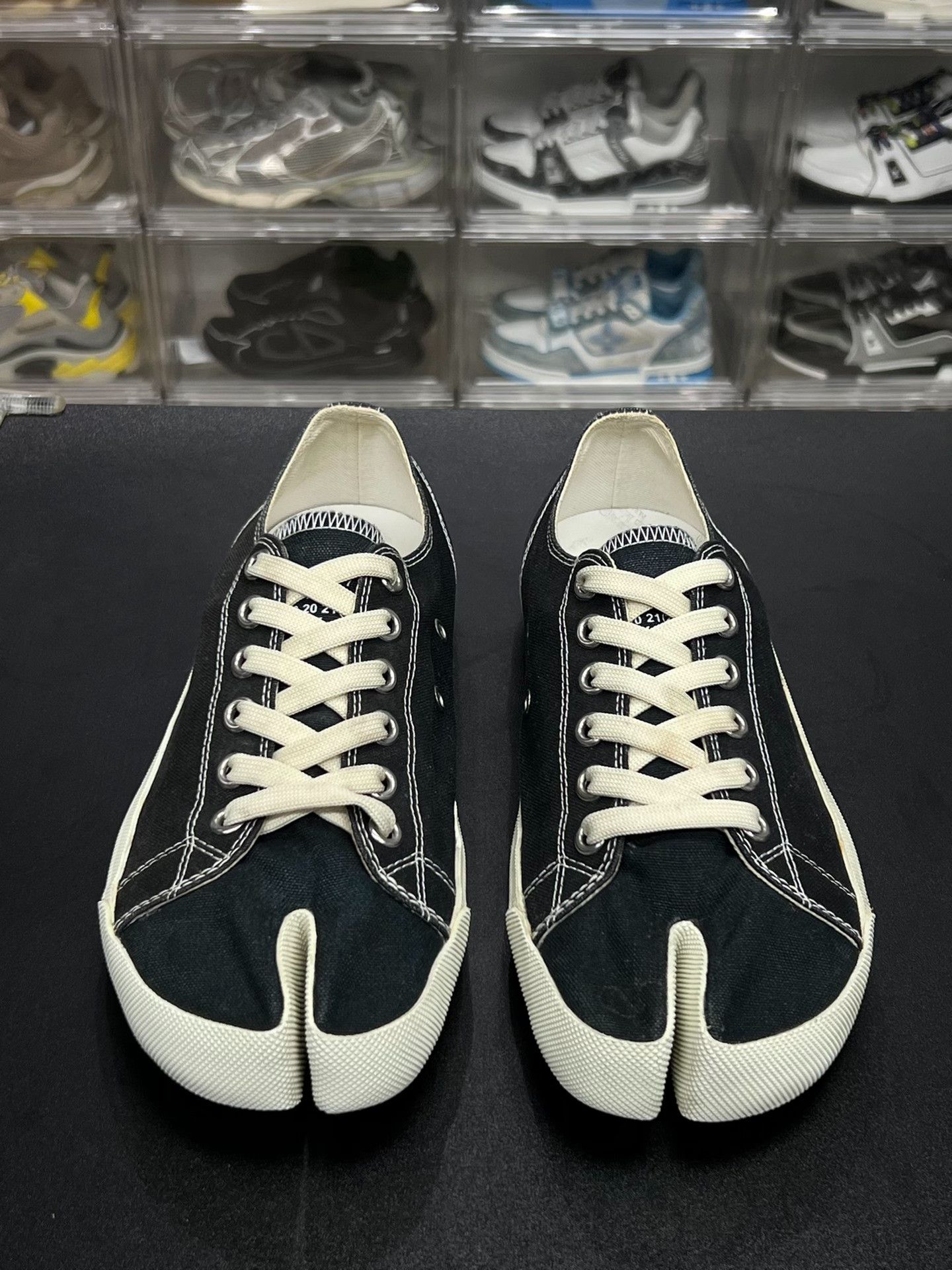 Maison Margiela Maison Margiela Black Lowtop Sneakers 8 Men Size US 8 / EU 41 - 2 Thumbnail