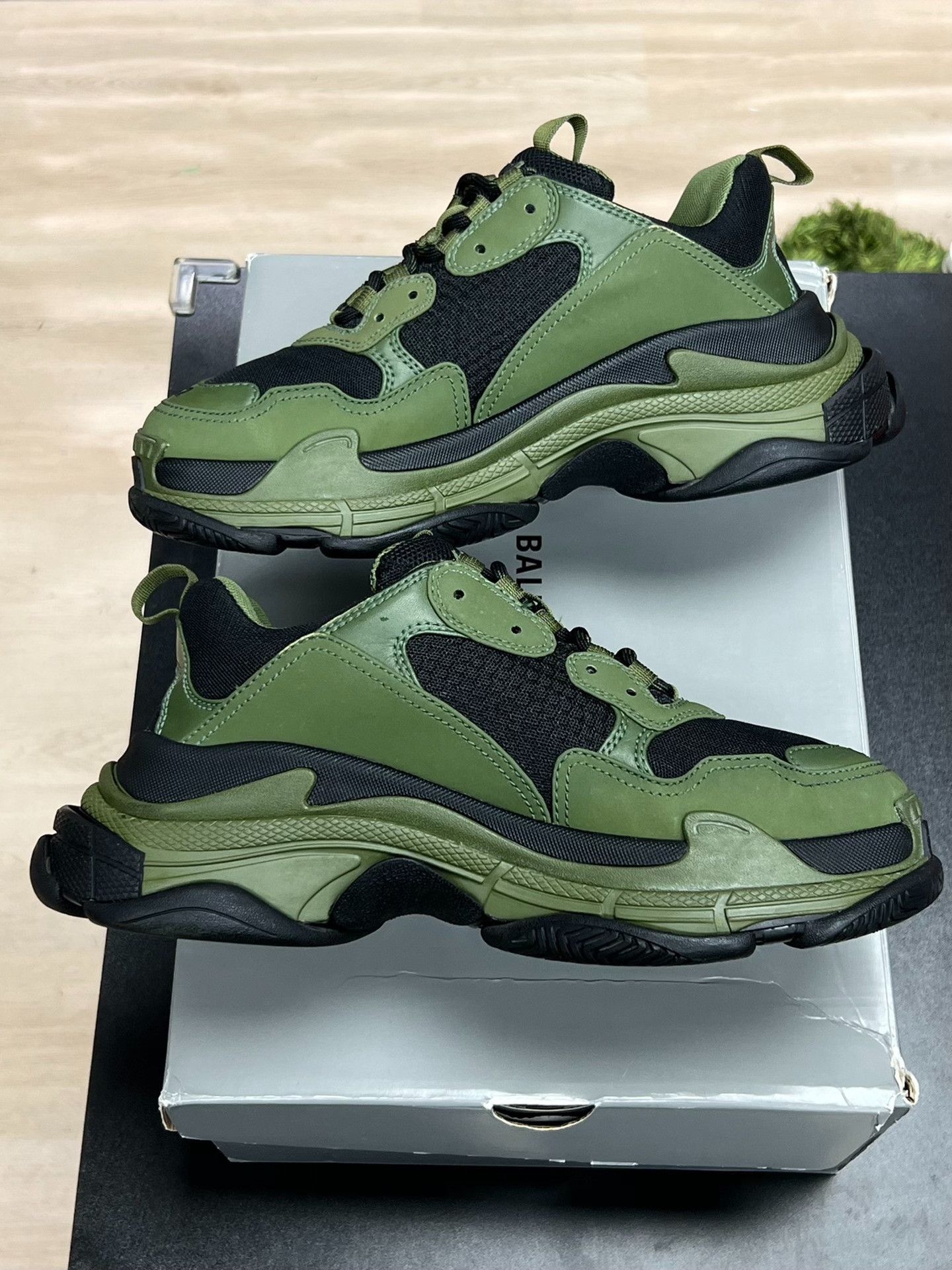 Balenciaga Balenciaga Green Lowtop Sneakers 9 Men Size US 9 / EU 42 - 6 Thumbnail