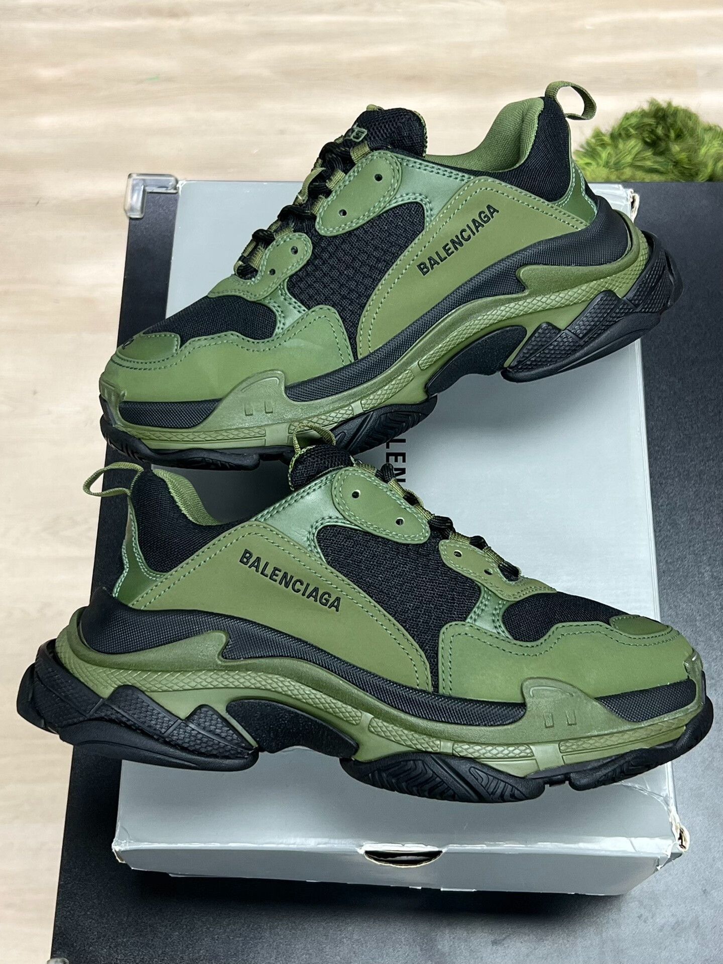 Balenciaga Balenciaga Green Lowtop Sneakers 9 Men Size US 9 / EU 42 - 5 Thumbnail