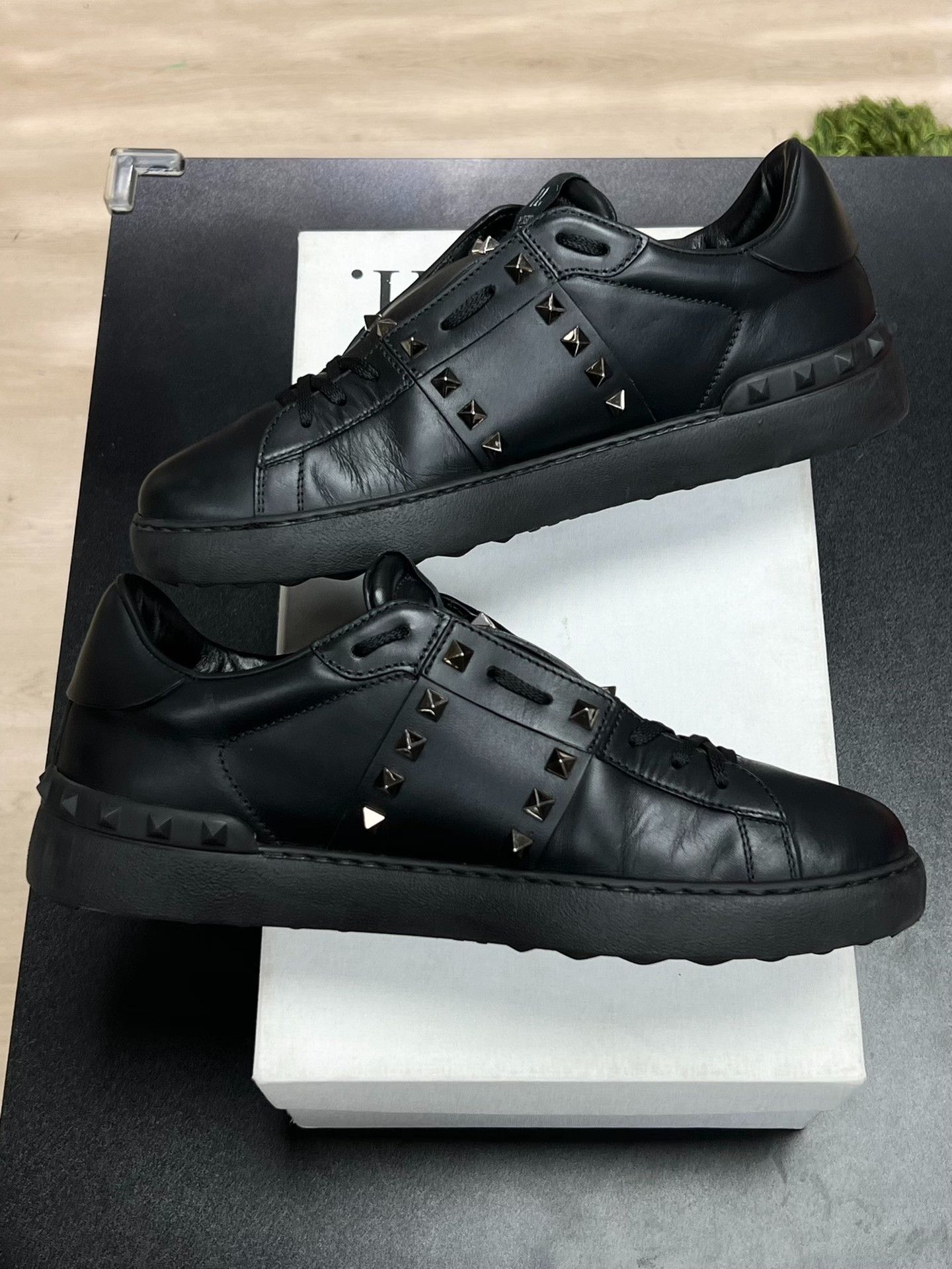Valentino Valentino Black Lowtop Sneakers 9 Men Size US 9 / EU 42 - 6 Thumbnail
