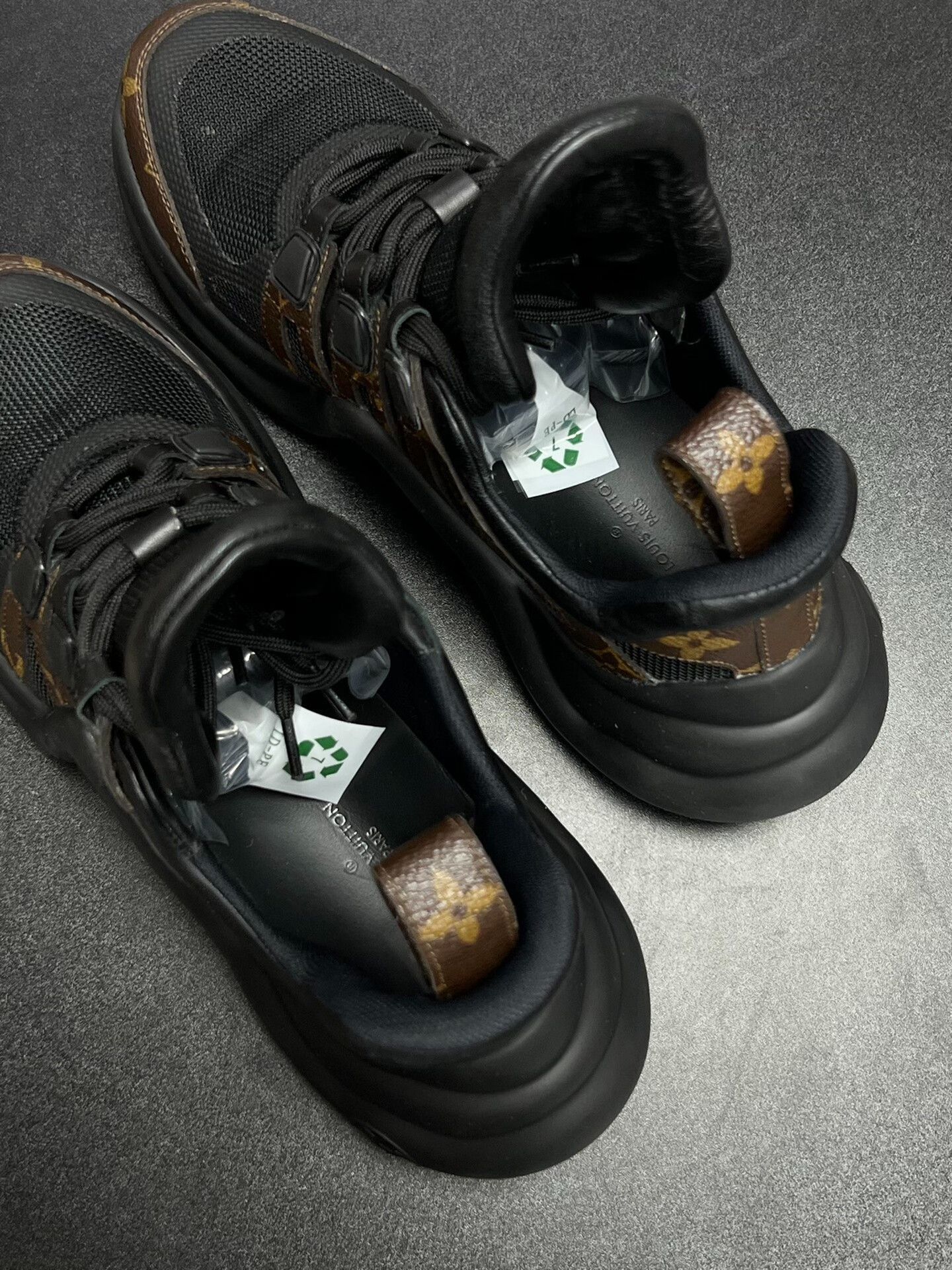 Louis Vuitton Louis Vuitton Black Lowtop Sneakers us_7 Women Size US 7 / IT 37 - 4 Thumbnail