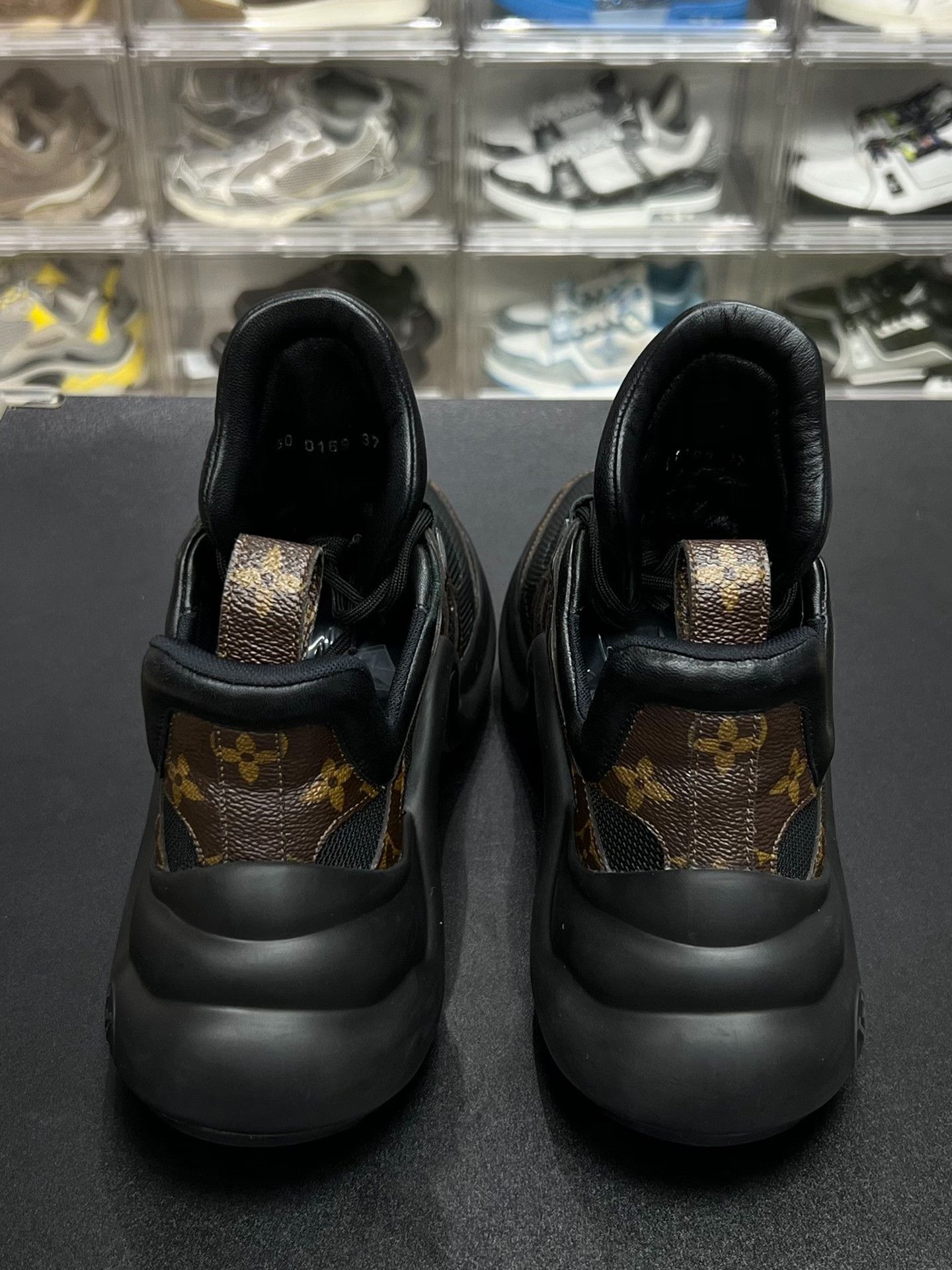 Louis Vuitton Louis Vuitton Black Lowtop Sneakers us_7 Women Size US 7 / IT 37 - 7 Thumbnail