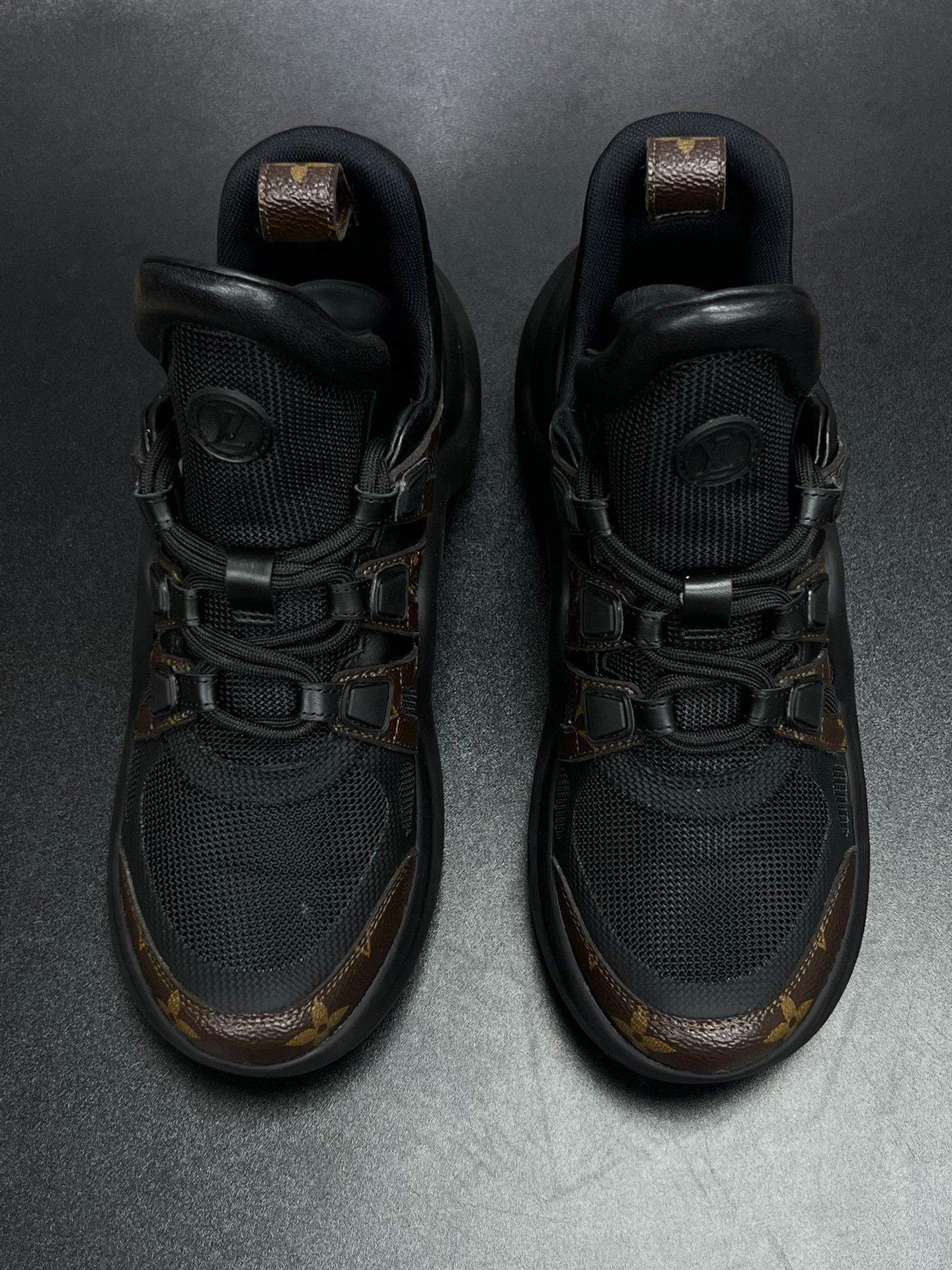 Louis Vuitton Louis Vuitton Black Lowtop Sneakers us_7 Women Size US 7 / IT 37 - 3 Thumbnail