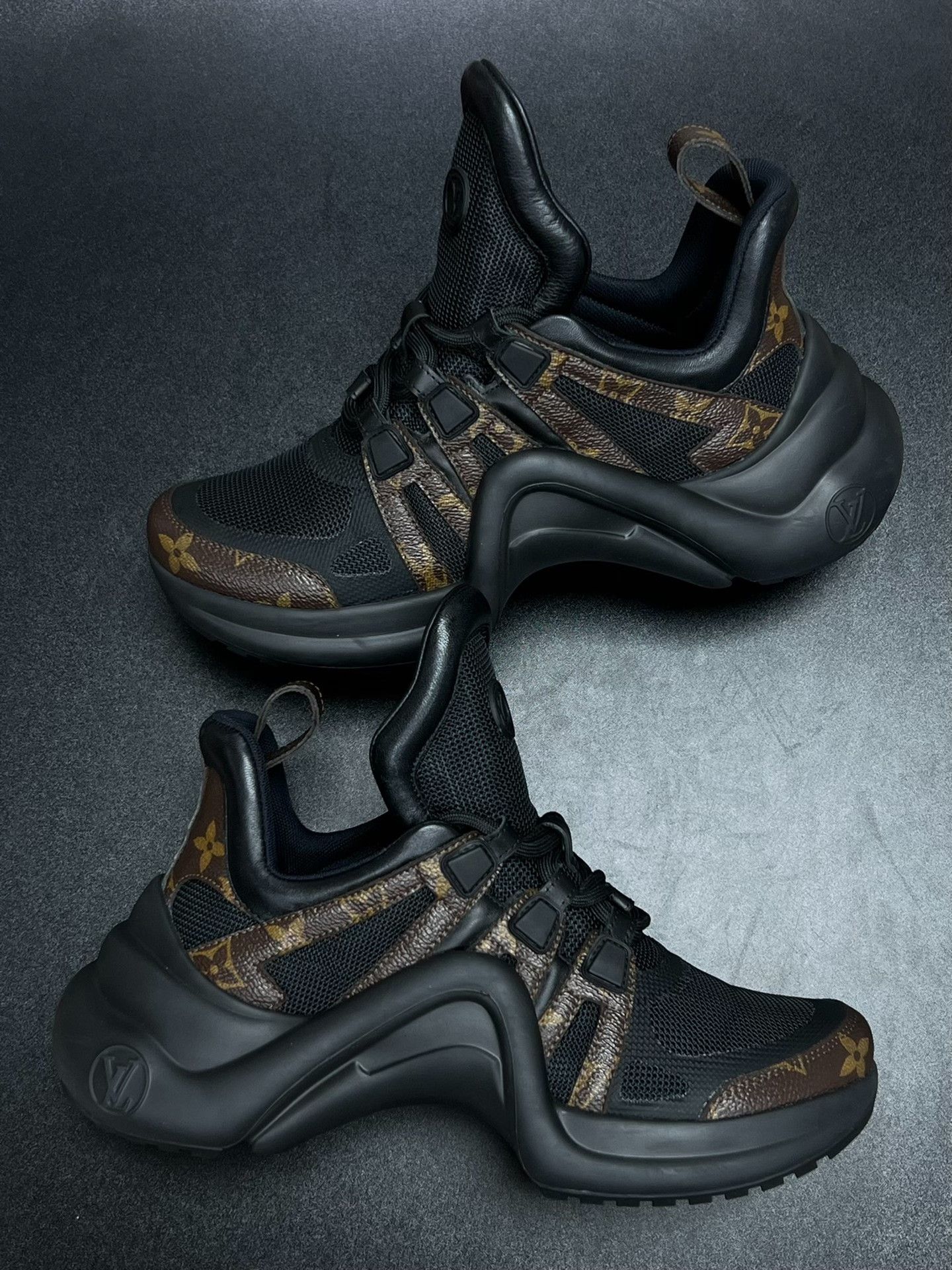 Louis Vuitton Louis Vuitton Black Lowtop Sneakers us_7 Women Size US 7 / IT 37 - 5 Thumbnail