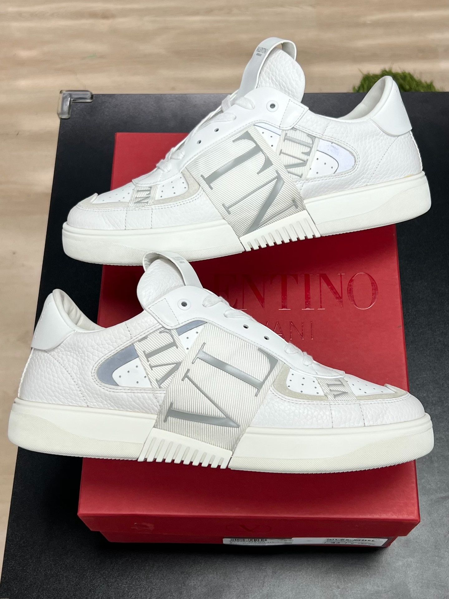Valentino Valentino White Lowtop Sneakers 10 Men Size US 10 / EU 43 - 5 Thumbnail