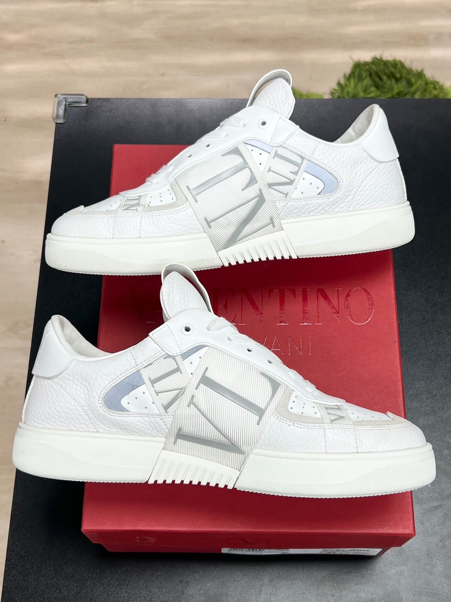 Valentino Valentino White Lowtop Sneakers 10 Men Size US 10 / EU 43 - 6 Thumbnail