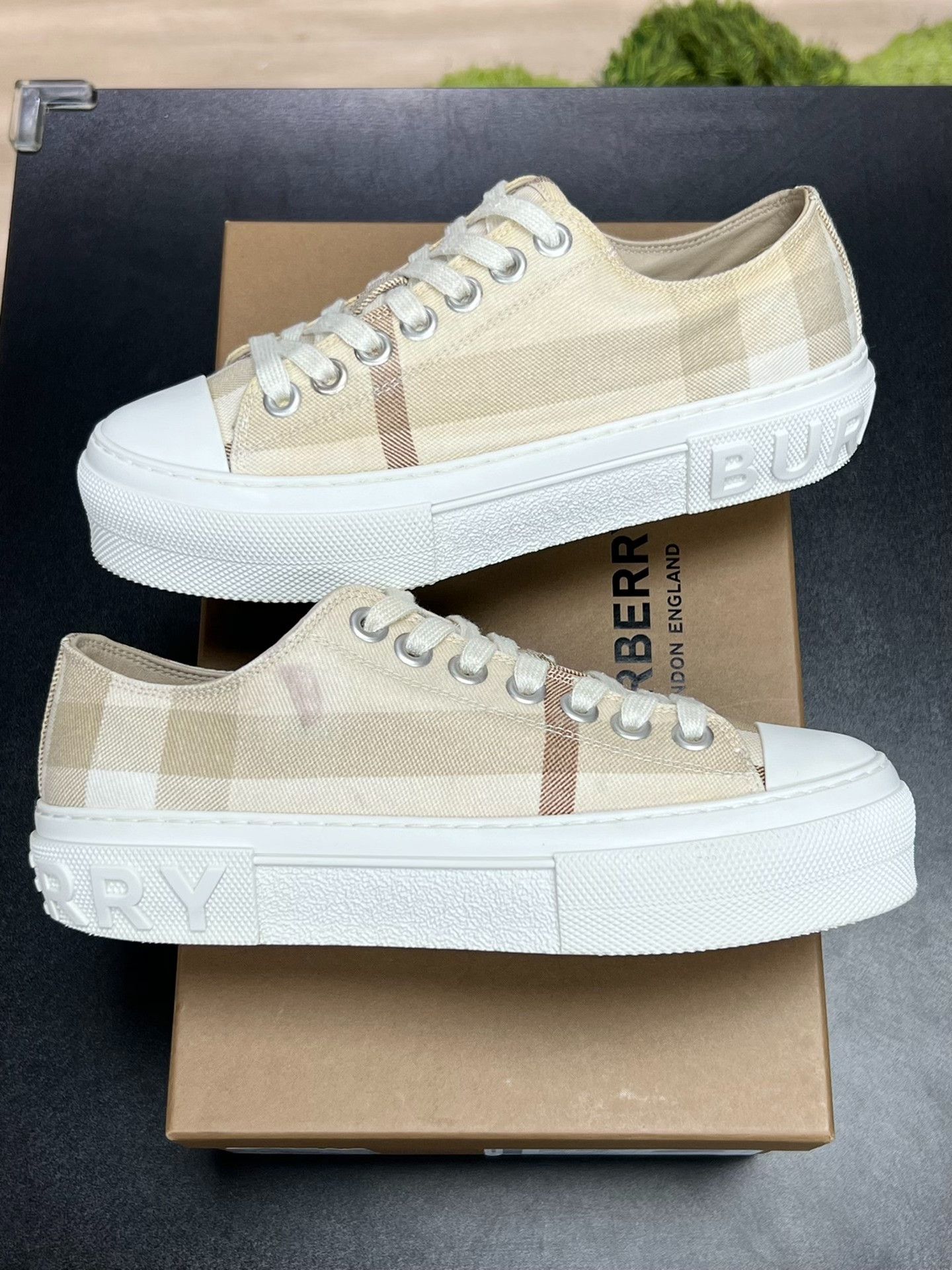 Burberry Burberry White Lowtop Sneakers us_8 Women Size US 8 / IT 38 - 5 Thumbnail