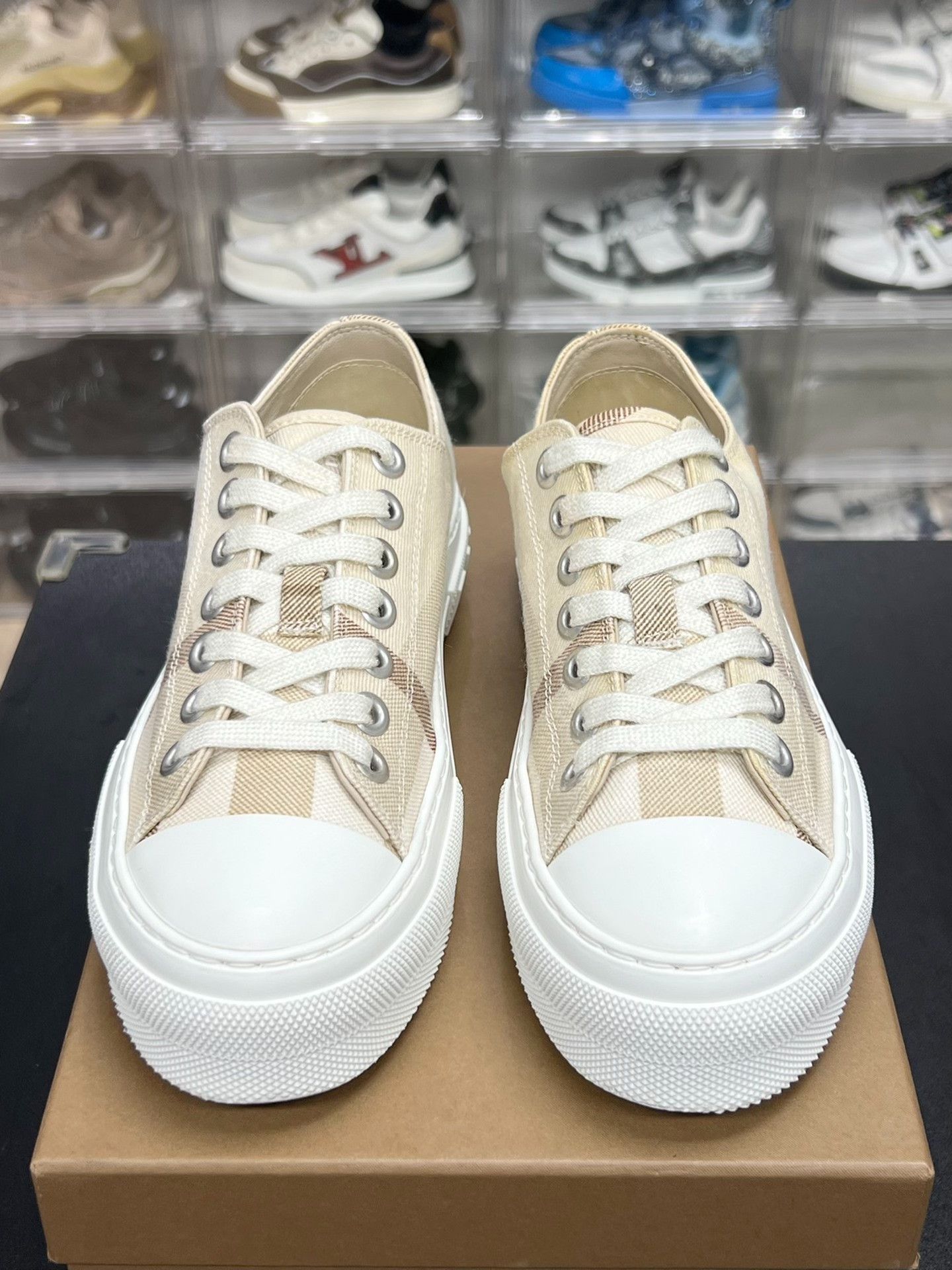Burberry Burberry White Lowtop Sneakers us_8 Women Size US 8 / IT 38 - 2 Thumbnail