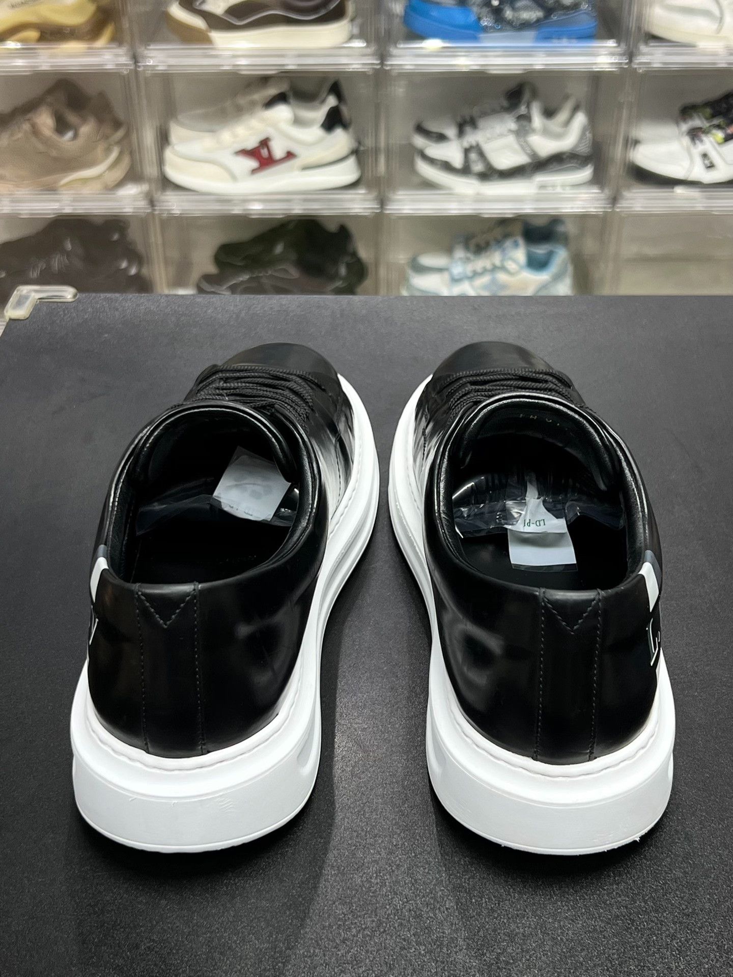 Louis Vuitton Louis Vuitton Printed Black Lowtop Sneakers 8.5 Men Size US 8.5 / EU 41-42 - 7 Thumbnail