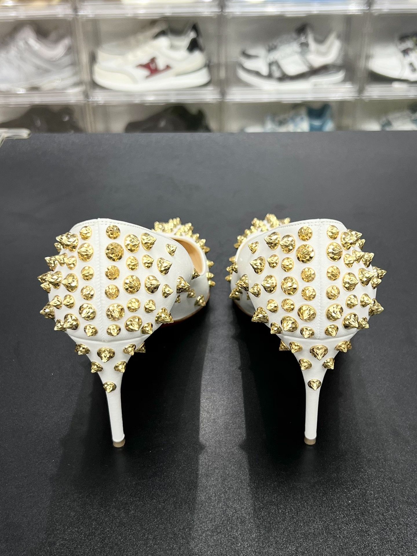 Christian Louboutin Christian Louboutin Leather Gold Lowtop Sneakers us_7 Women Size US 7 / IT 37 - 5 Thumbnail