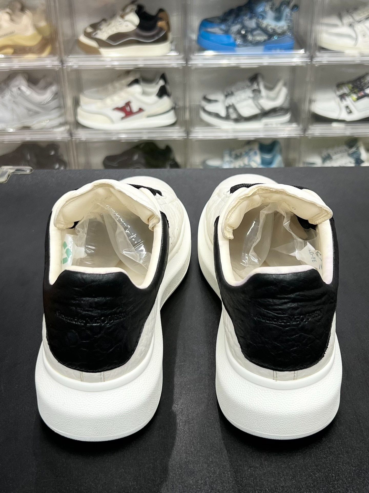Alexander McQueen Alexander McQueen Black Lowtop Sneakers 9.5 Men Size US 9.5 / EU 42-43 - 7 Thumbnail