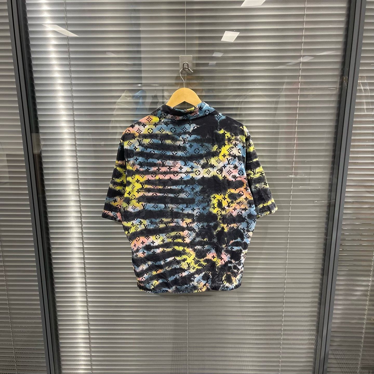 Louis Vuitton Louis Vuitton Tie-Dye Monogram Short Sleeve Shirt US M Size US M / EU 48-50 / 2 - 3 Thumbnail