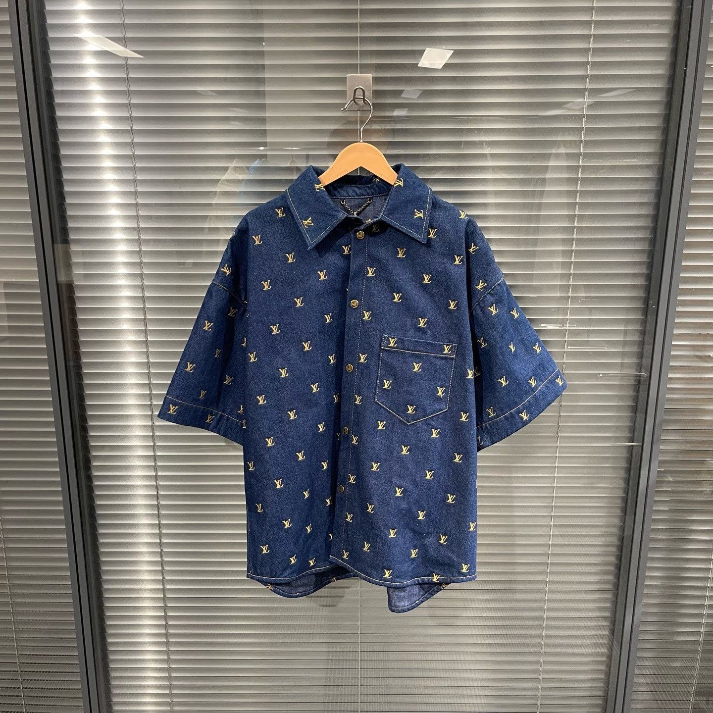 Louis Vuitton Louis Vuitton Monogram Embroidery Denim Shirt L Size US L / EU 52-54 / 3 - 2 Thumbnail