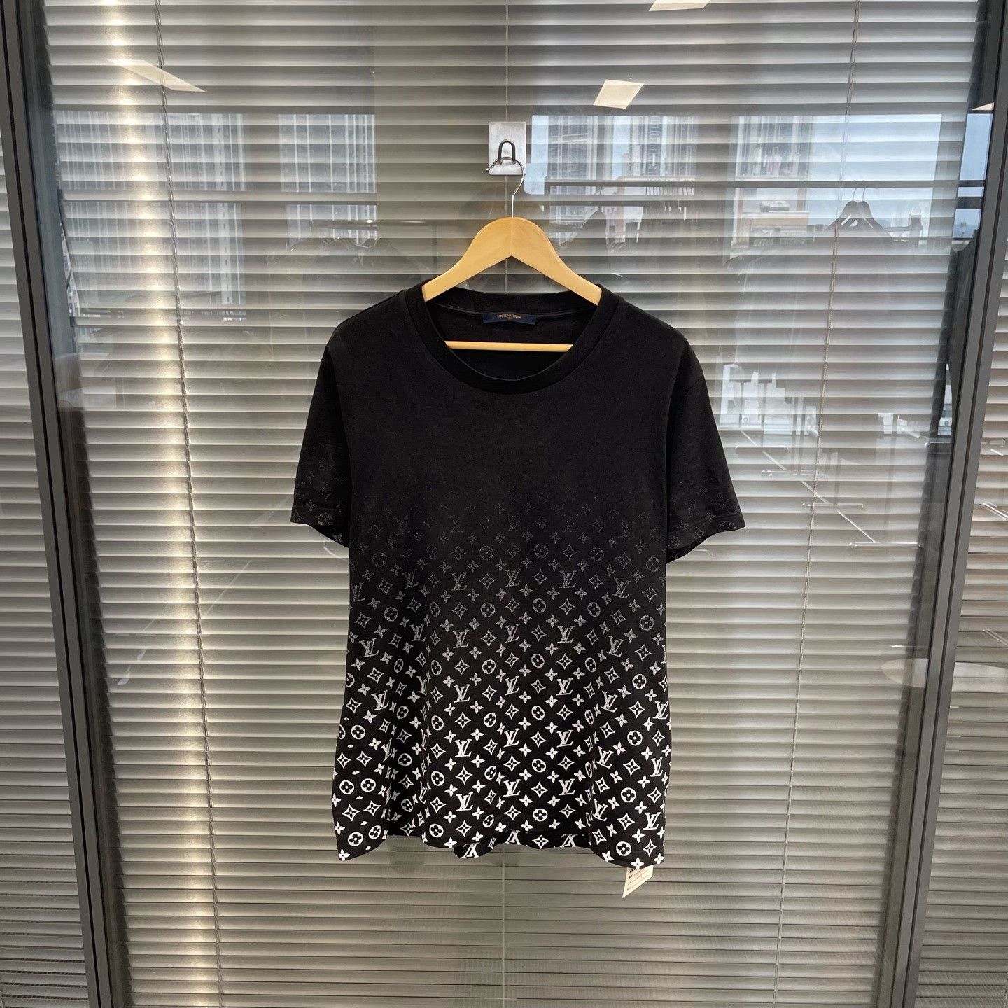 Louis Vuitton Louis Vuitton Gradient Monogram T-Shirt XXL Size US XXL / EU 58 / 5 - 2 Thumbnail