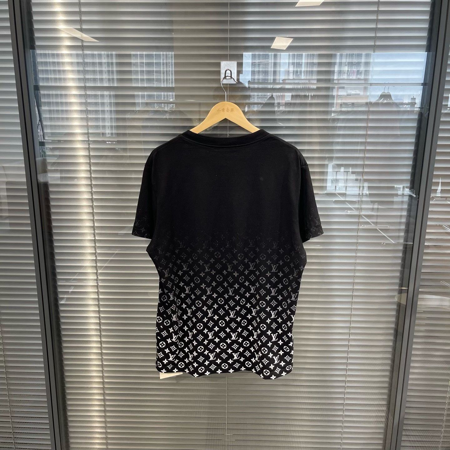 Louis Vuitton Louis Vuitton Gradient Monogram T-Shirt XXL Size US XXL / EU 58 / 5 - 3 Thumbnail