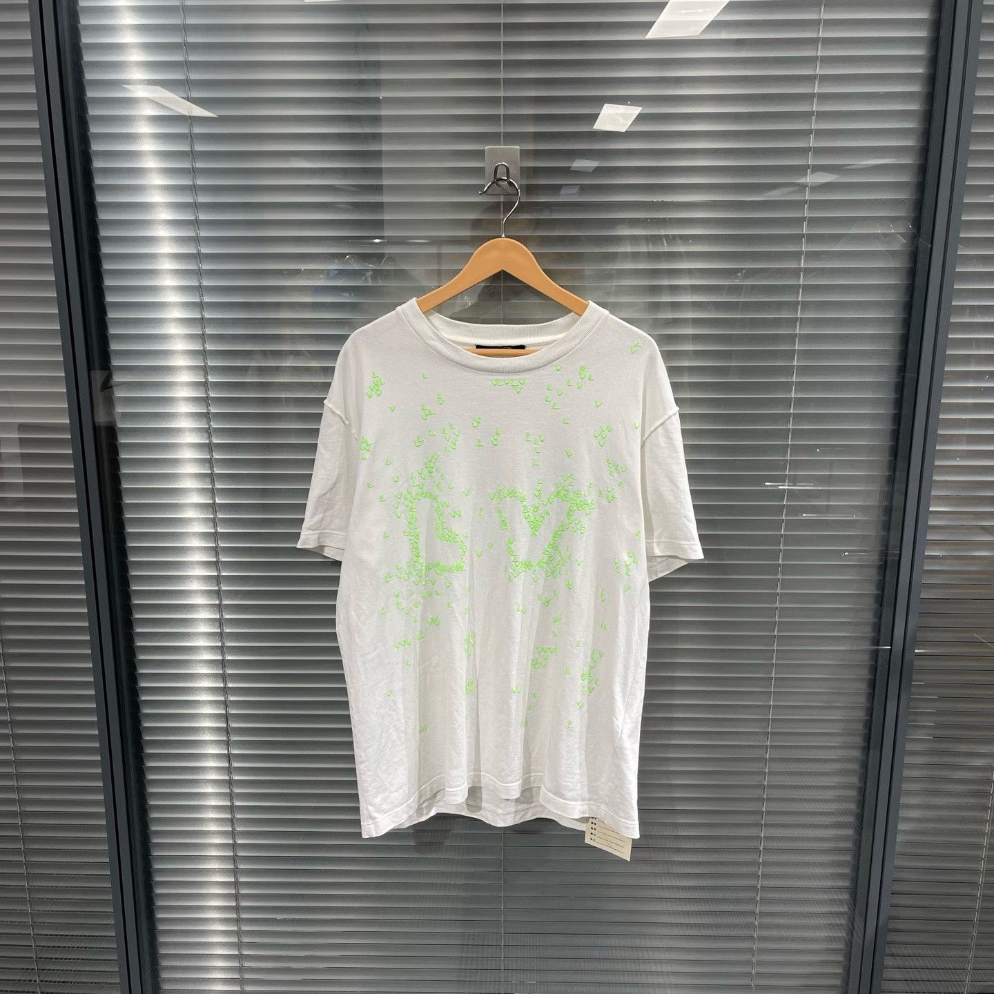 Louis Vuitton Louis Vuitton Embroidered Airplane LV T-Shirt XL Size US XL / EU 56 / 4 - 2 Thumbnail
