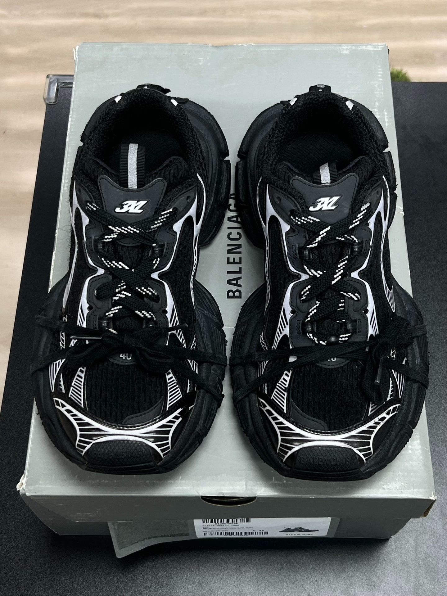 Balenciaga Balenciaga Silver Lowtop Sneakers 7 Men Size US 7 / EU 40 - 3 Thumbnail