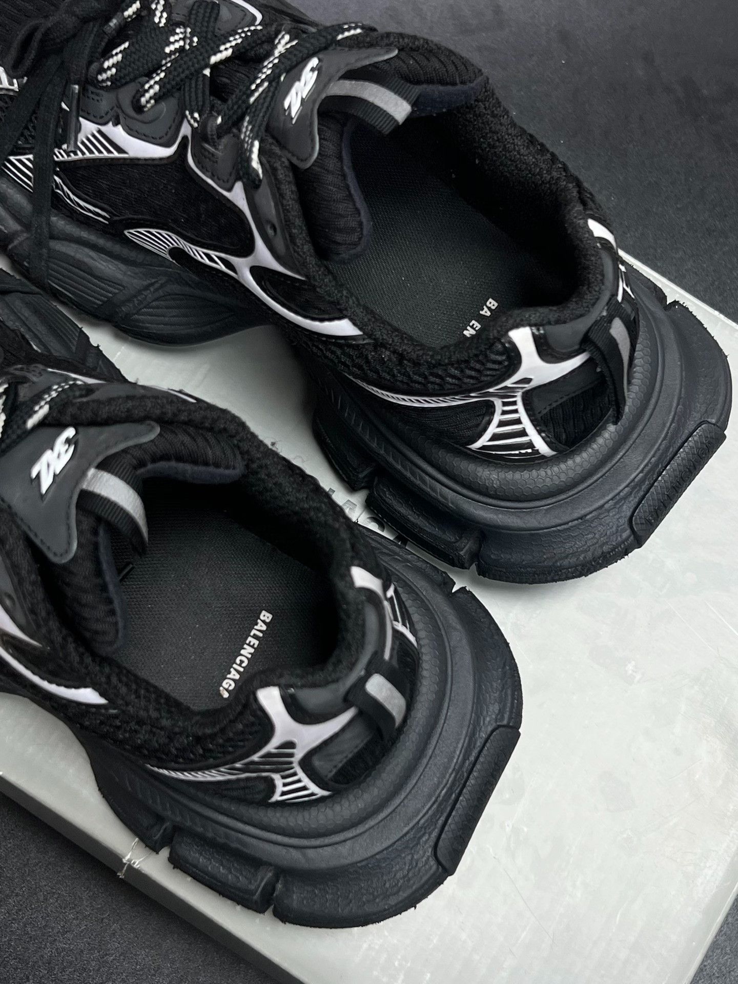 Balenciaga Balenciaga Silver Lowtop Sneakers 7 Men Size US 7 / EU 40 - 4 Thumbnail