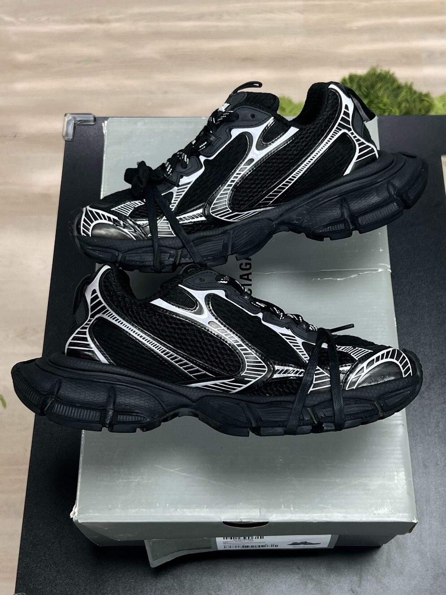 Balenciaga Balenciaga Silver Lowtop Sneakers 7 Men Size US 7 / EU 40 - 6 Thumbnail