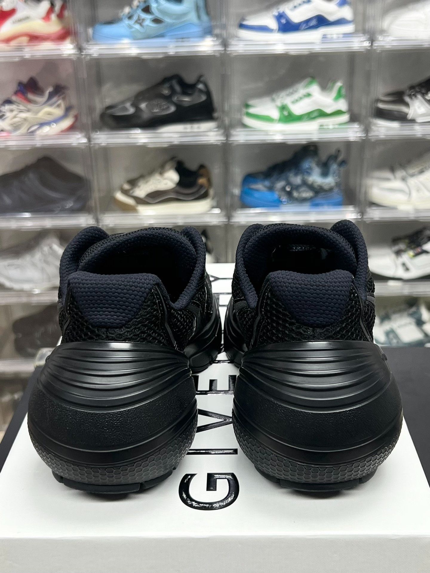 Givenchy Givenchy Running Black Lowtop Sneakers 7 Men Size US 7 / EU 40 - 7 Thumbnail