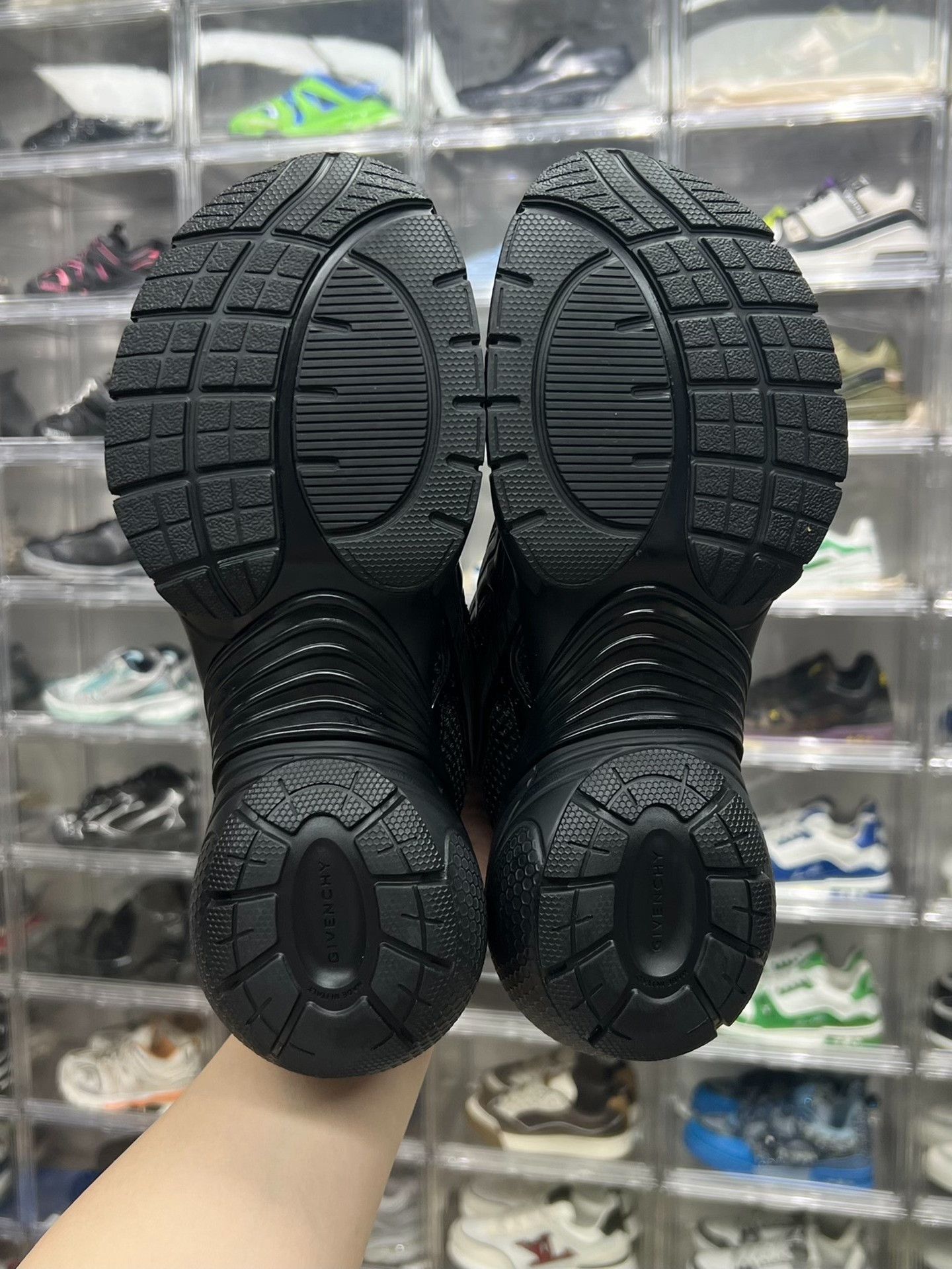 Givenchy Givenchy Running Black Lowtop Sneakers 7 Men Size US 7 / EU 40 - 8 Thumbnail