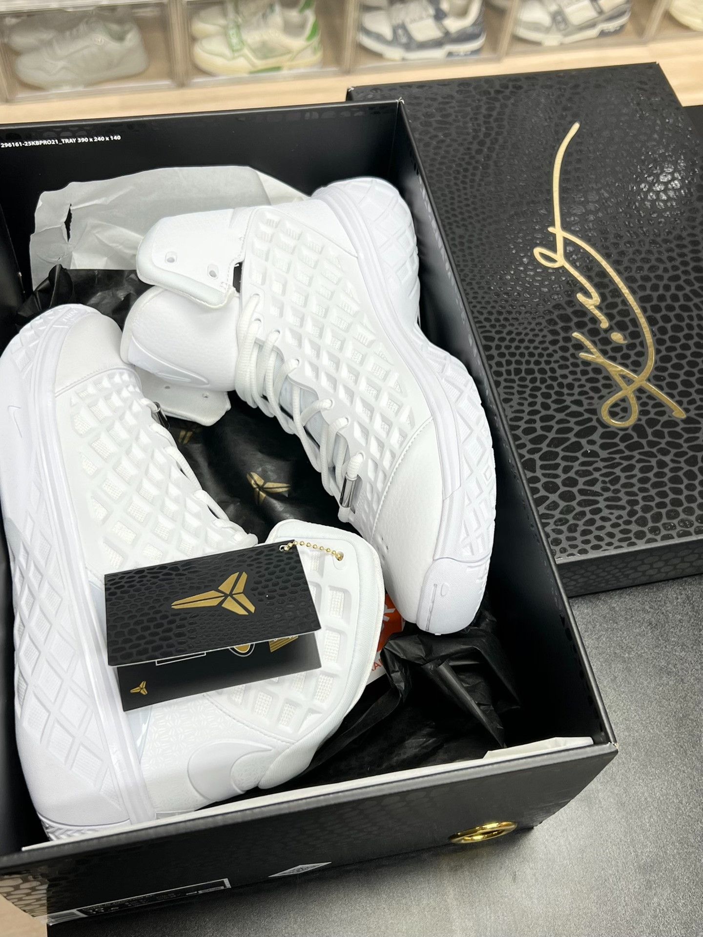 Nike Nike KOBE White Lowtop Sneakers 11 Men Size US 11 / EU 44 - 9 Thumbnail