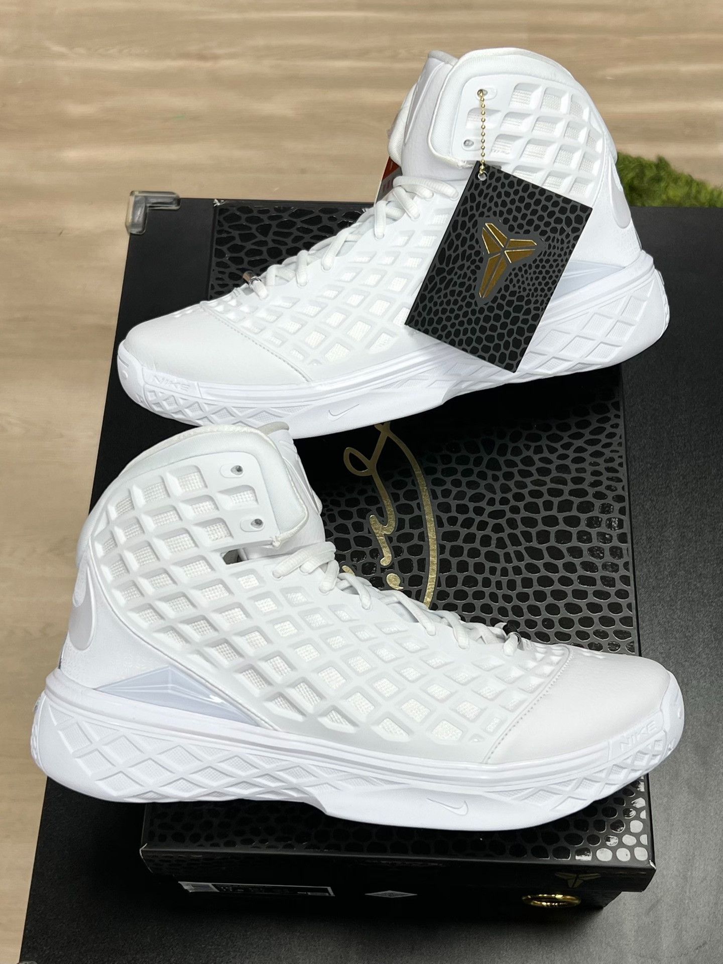 Nike Nike KOBE White Lowtop Sneakers 11 Men Size US 11 / EU 44 - 5 Thumbnail