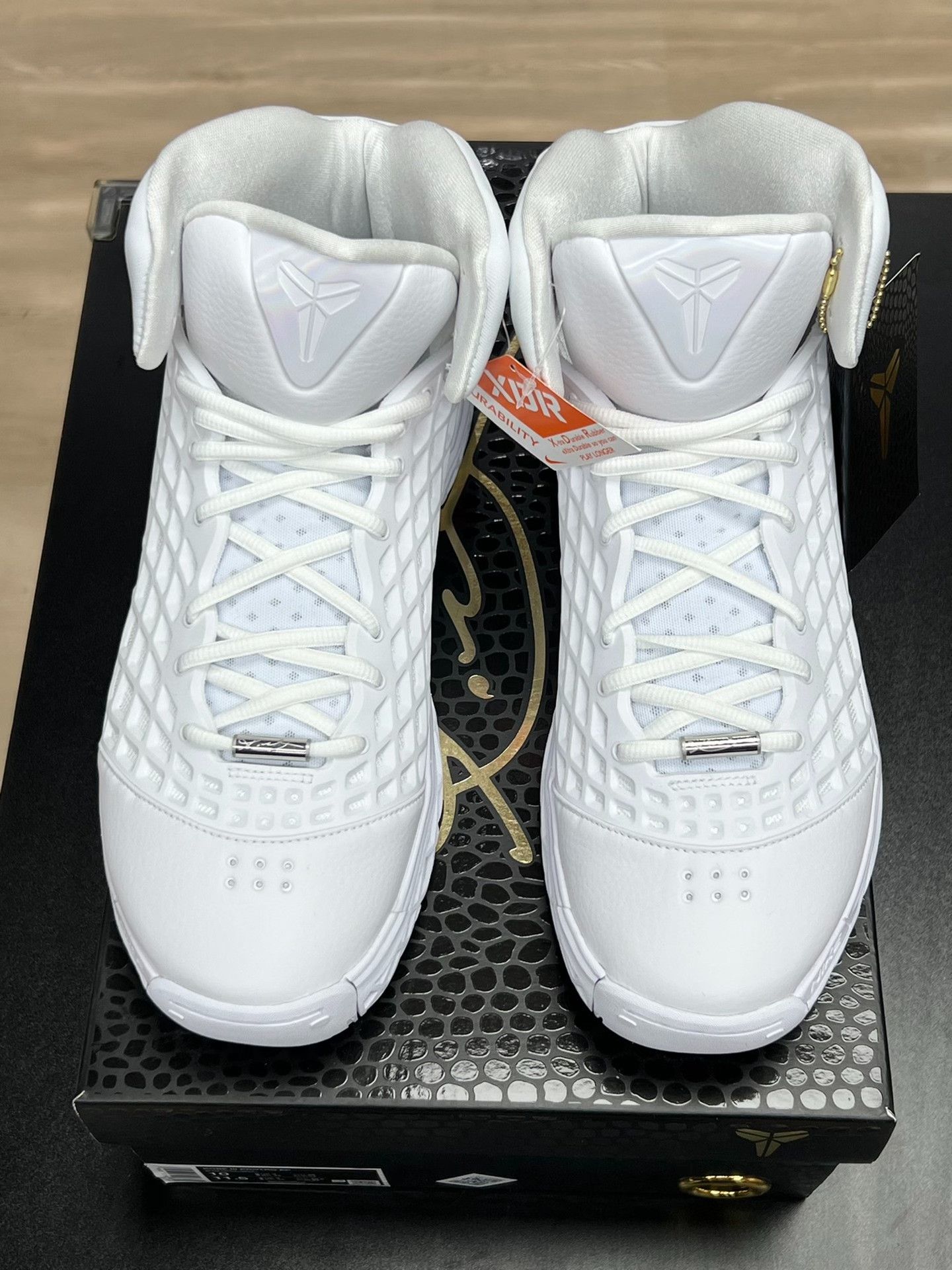 Nike Nike KOBE White Lowtop Sneakers 11 Men Size US 11 / EU 44 - 3 Thumbnail