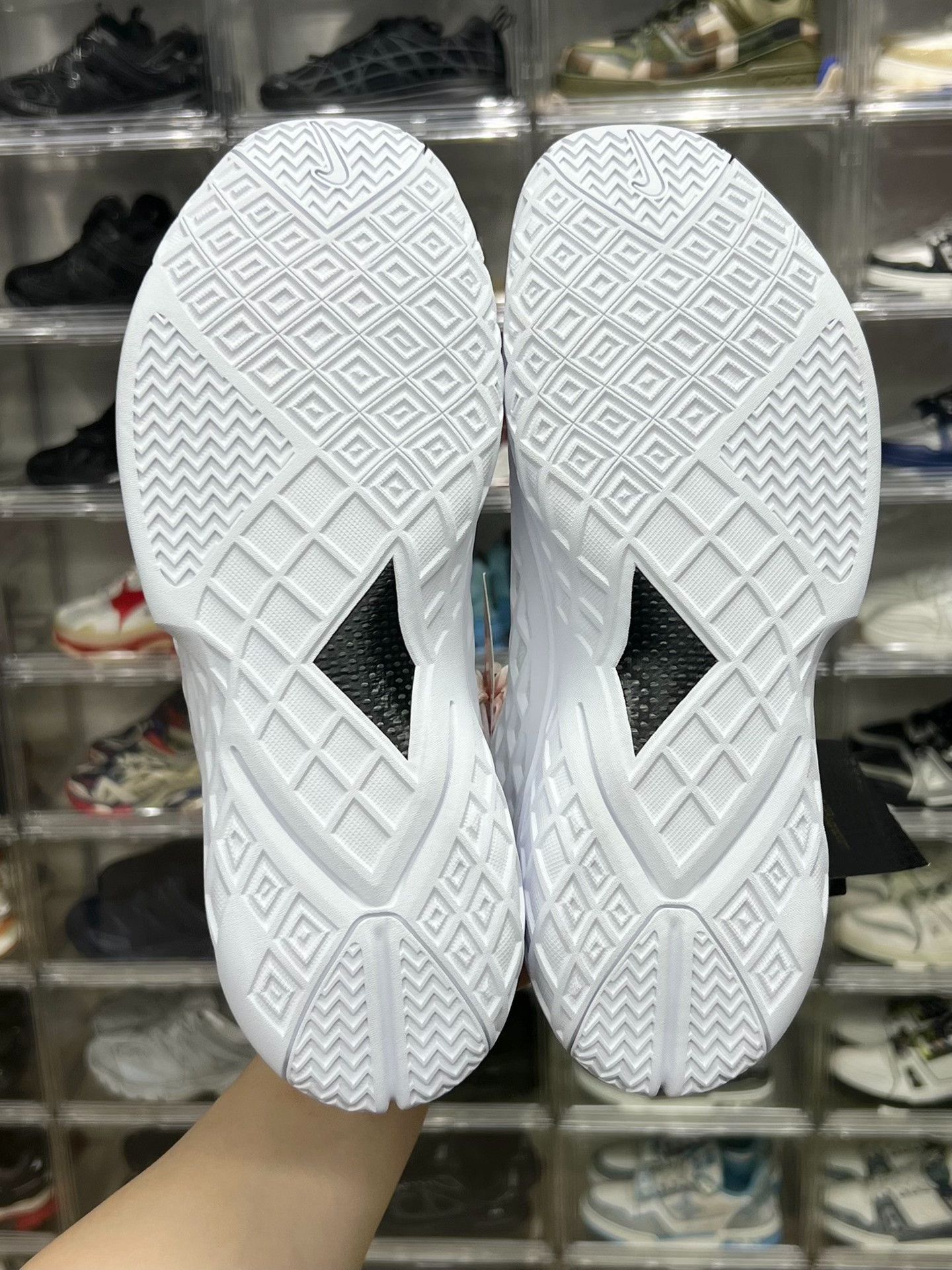 Nike Nike KOBE White Lowtop Sneakers 11 Men Size US 11 / EU 44 - 8 Thumbnail