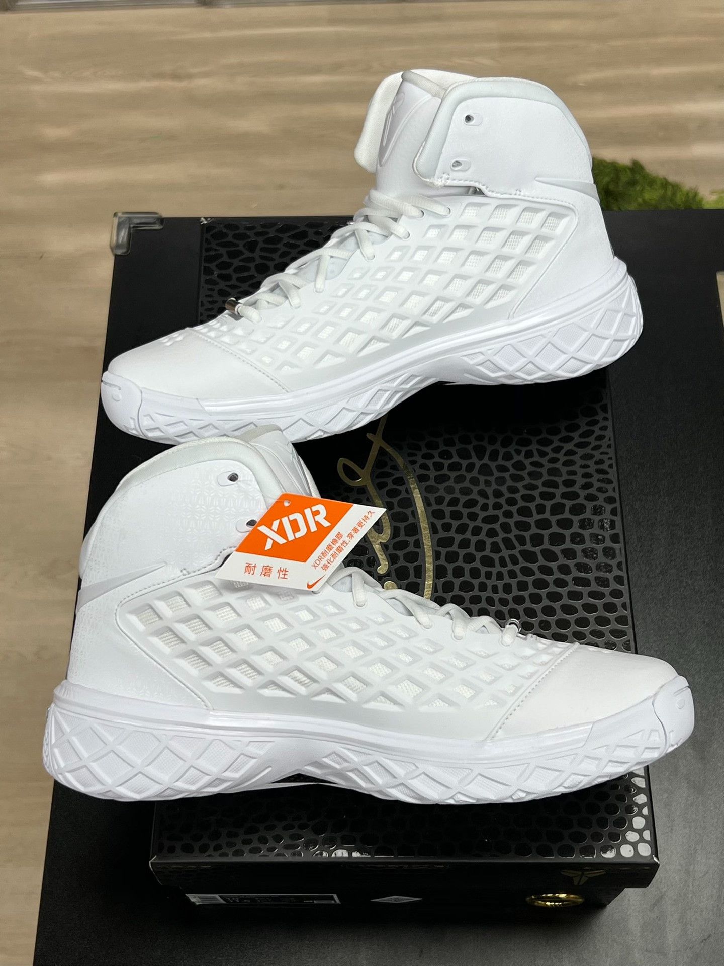 Nike Nike KOBE White Lowtop Sneakers 11 Men Size US 11 / EU 44 - 6 Thumbnail