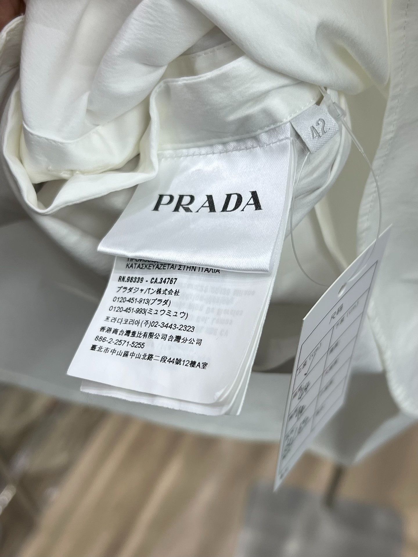 Prada Prada White Button Up it_42 Women Size M / US 6-8 / IT 42-44 - 8 Thumbnail