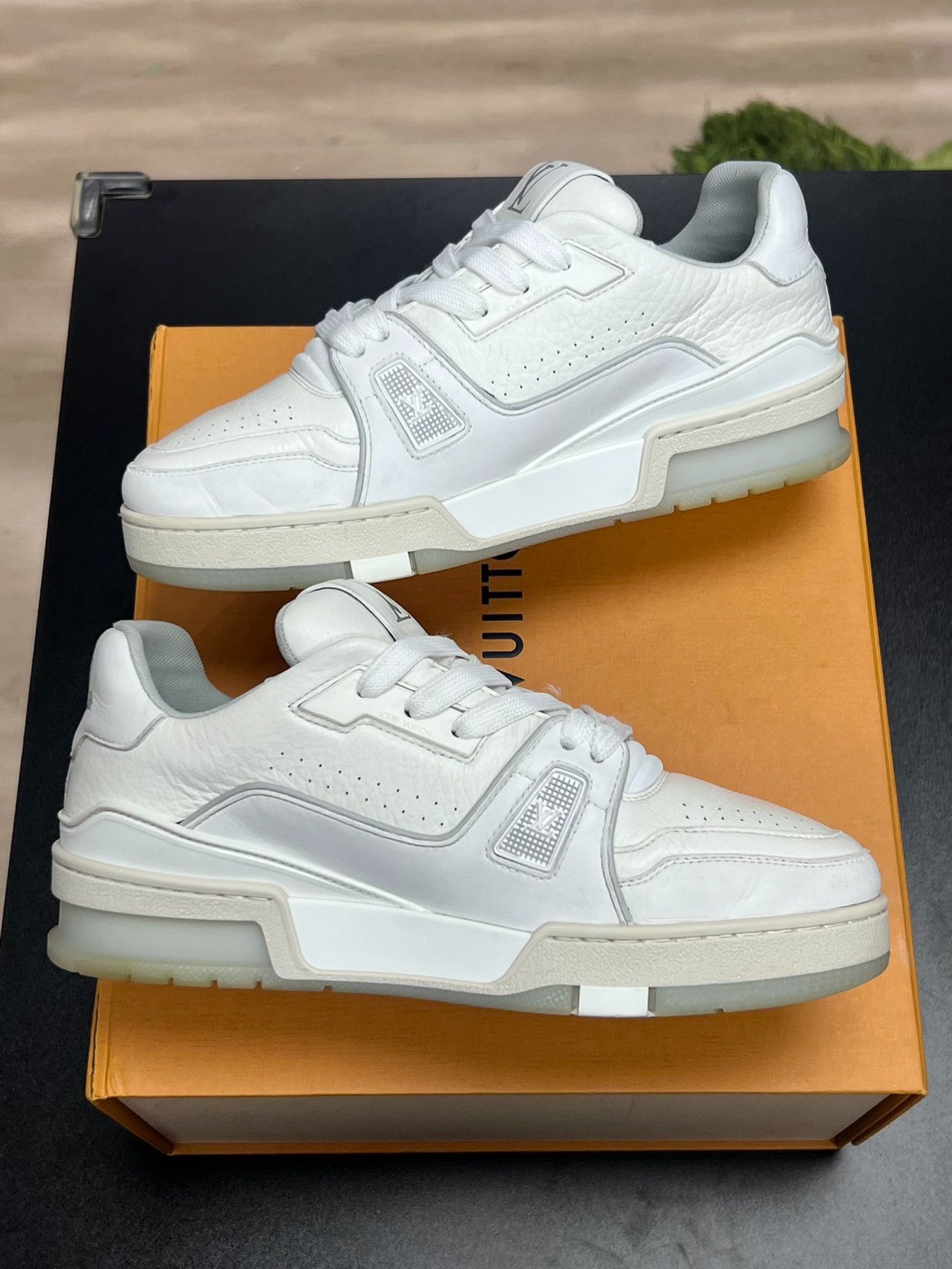 Louis Vuitton Louis Vuitton Training White Lowtop Sneakers us_7 Women Size US 7 / IT 37 - 6 Thumbnail