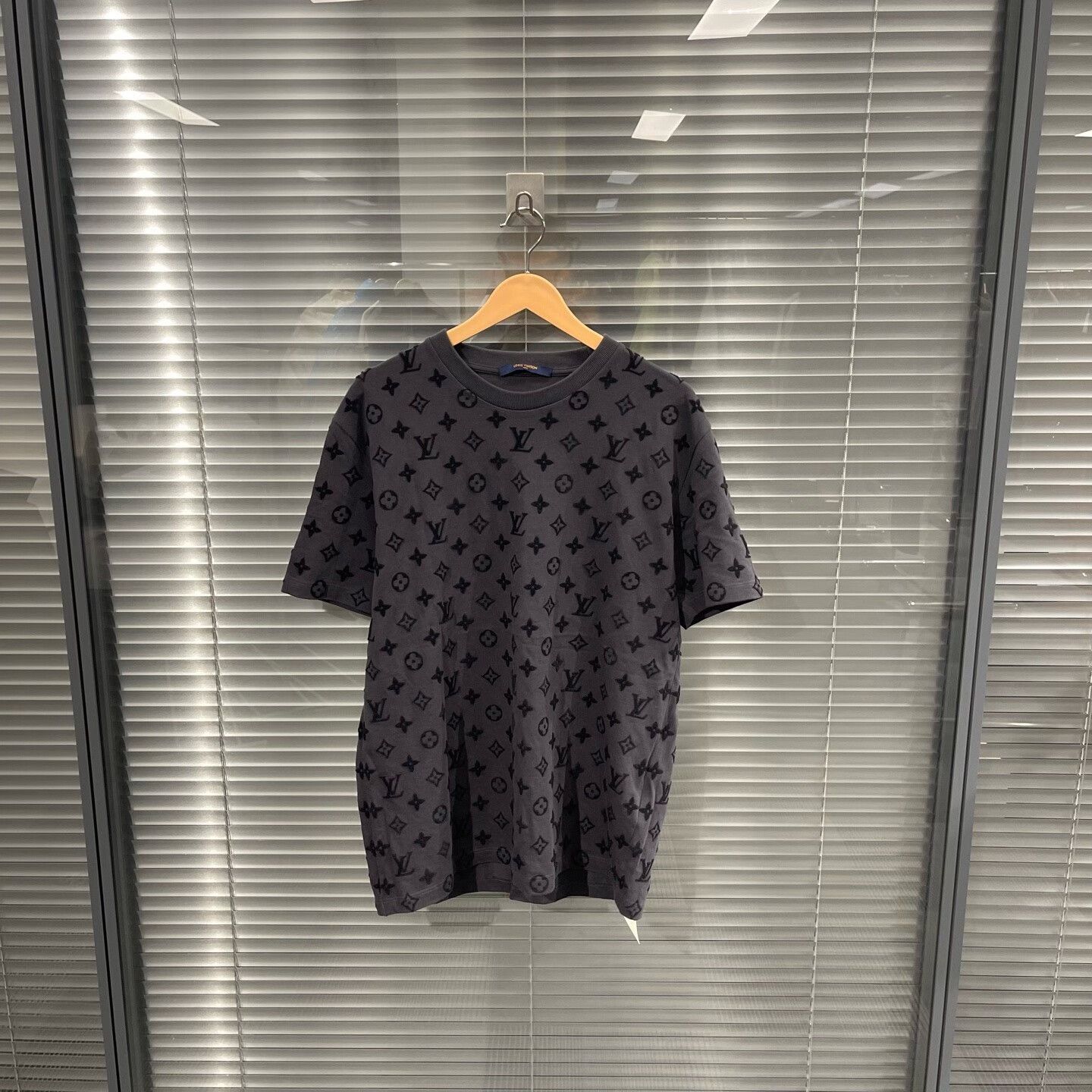 Louis Vuitton Louis Vuitton Monogram Flocked T-Shirt L Size US L / EU 52-54 / 3 - 2 Thumbnail