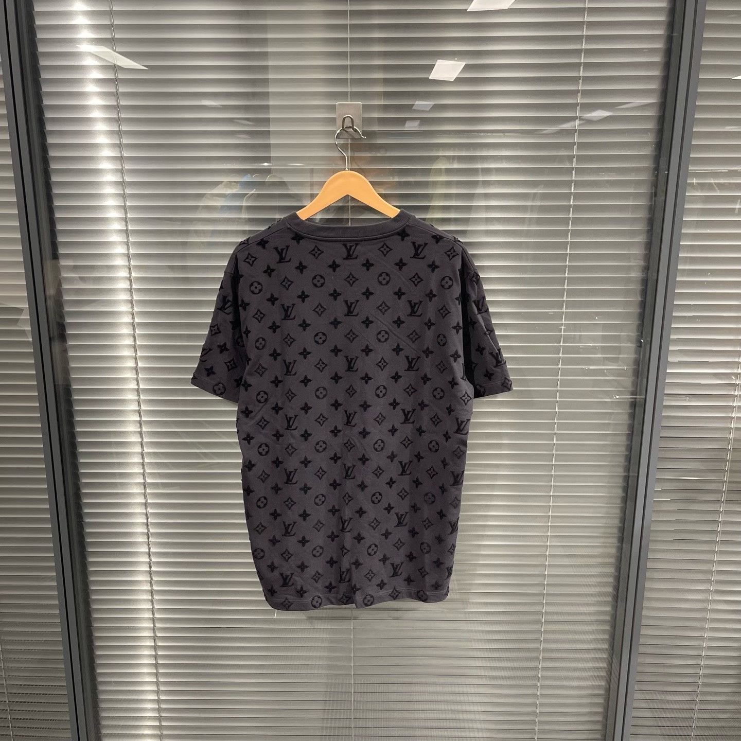 Louis Vuitton Louis Vuitton Monogram Flocked T-Shirt L Size US L / EU 52-54 / 3 - 3 Thumbnail