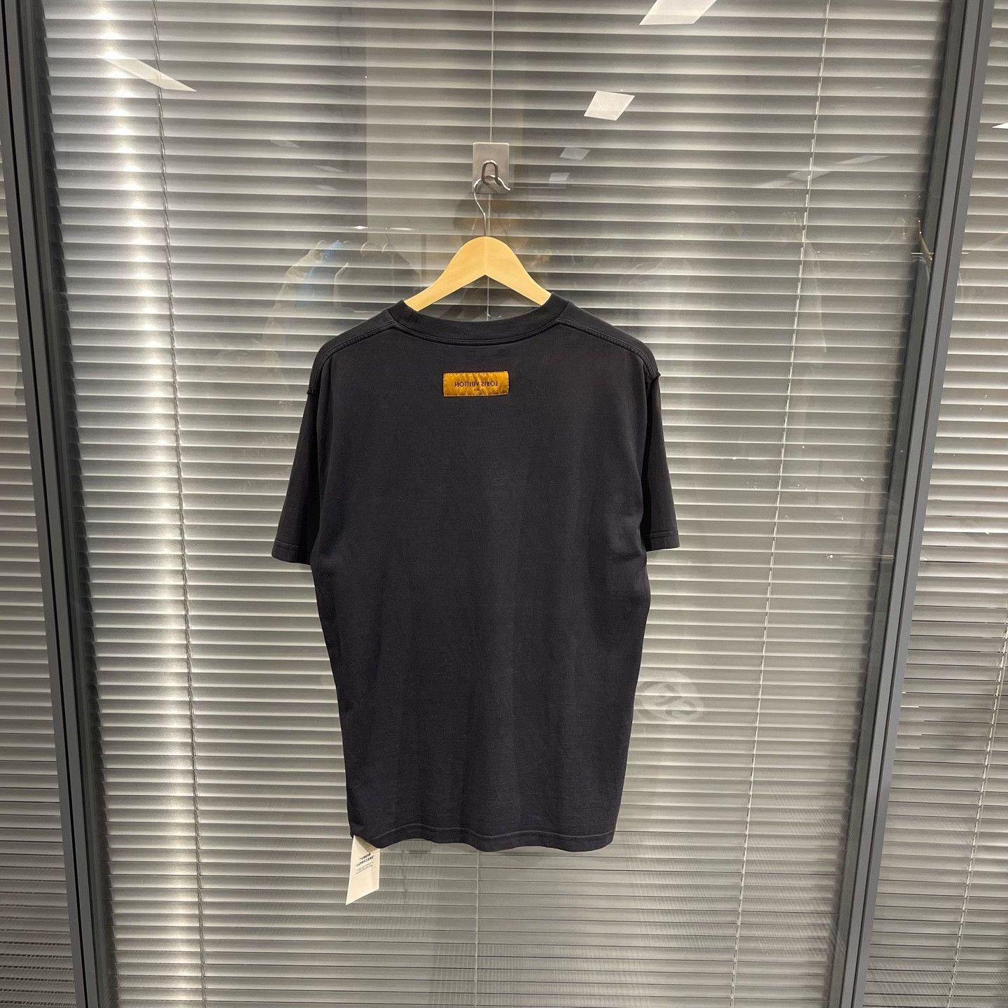 Louis Vuitton Louis Vuitton Embossed Logo T-Shirt Size L Size US L / EU 52-54 / 3 - 3 Thumbnail
