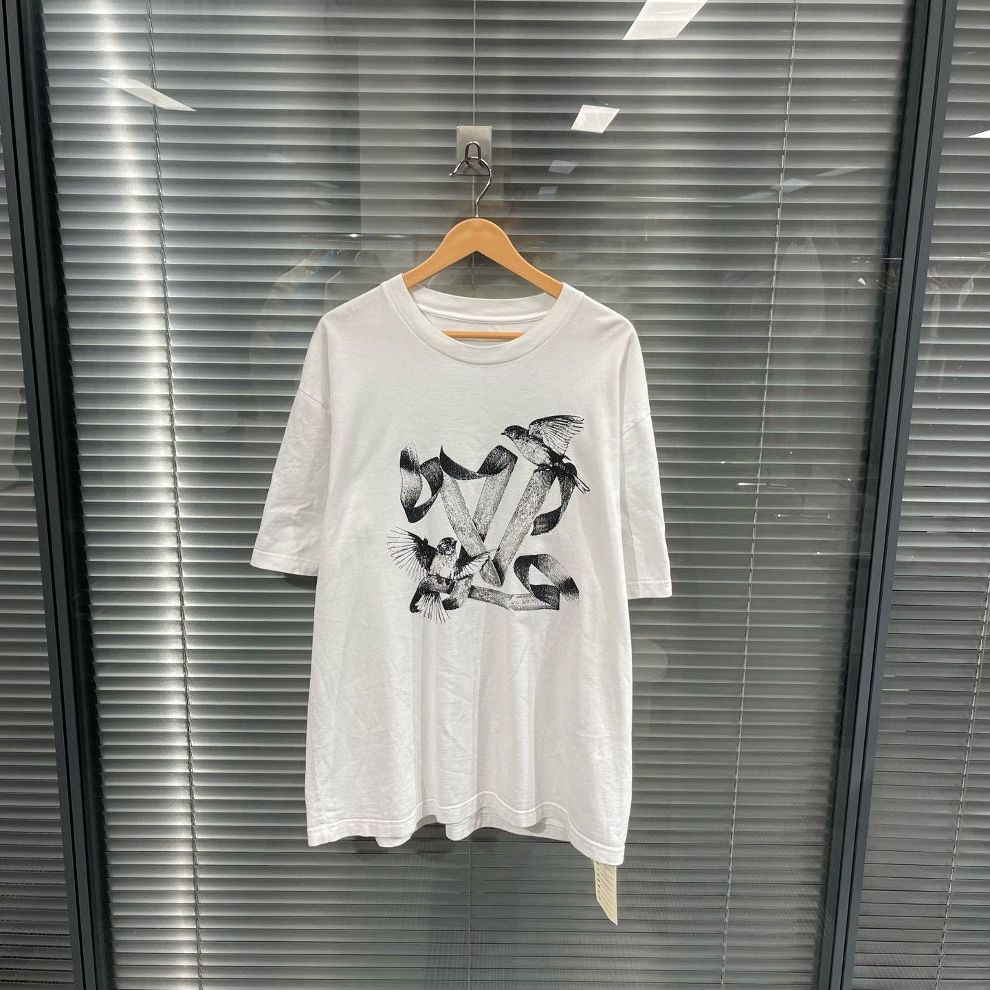 Louis Vuitton Louis Vuitton Pigeon Graphic Print T-Shirt 4L Size US XXL / EU 58 / 5 - 2 Thumbnail