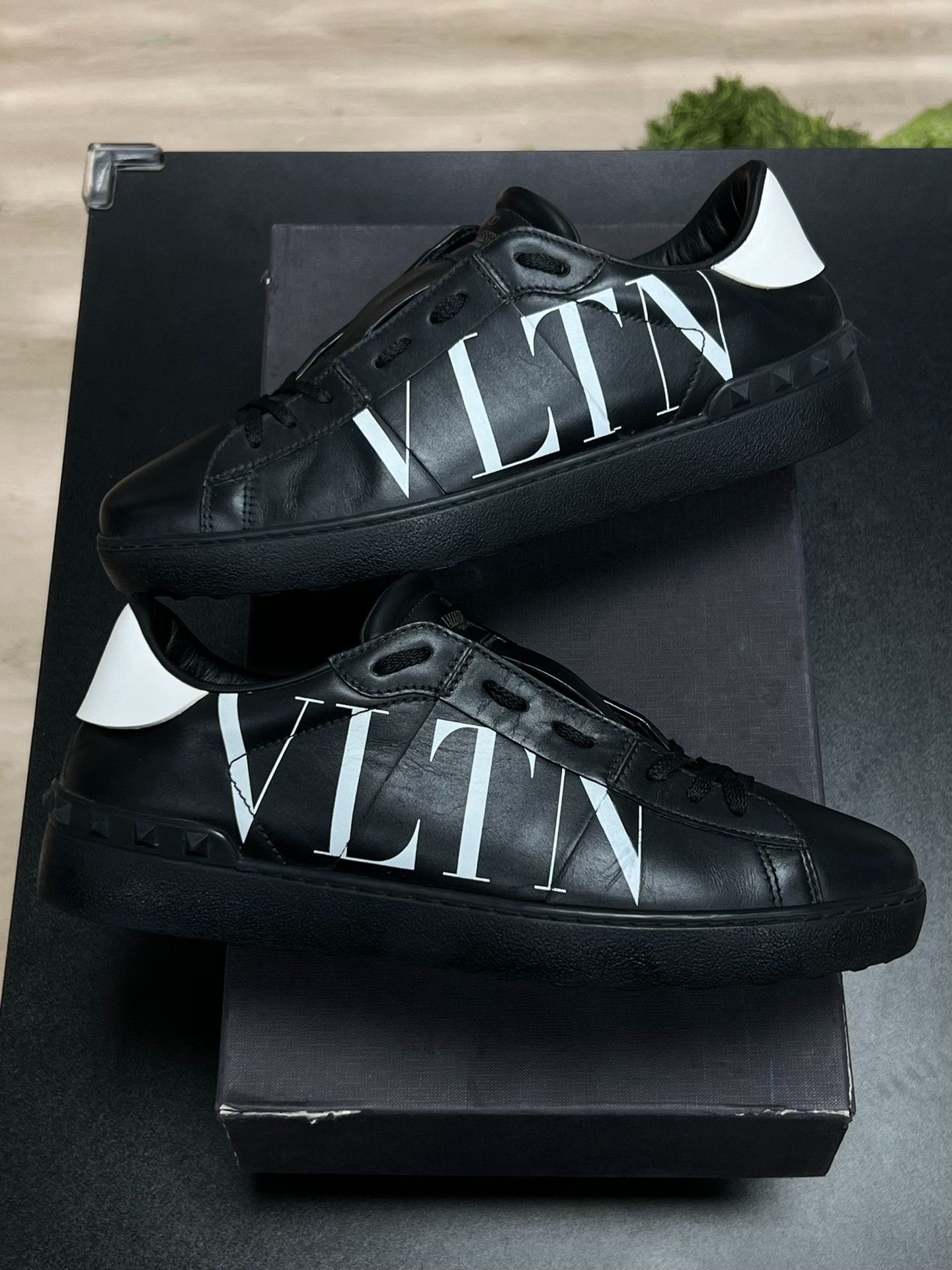 Valentino Valentino Black Lowtop Sneakers 8 Men Size US 8 / EU 41 - 5 Thumbnail