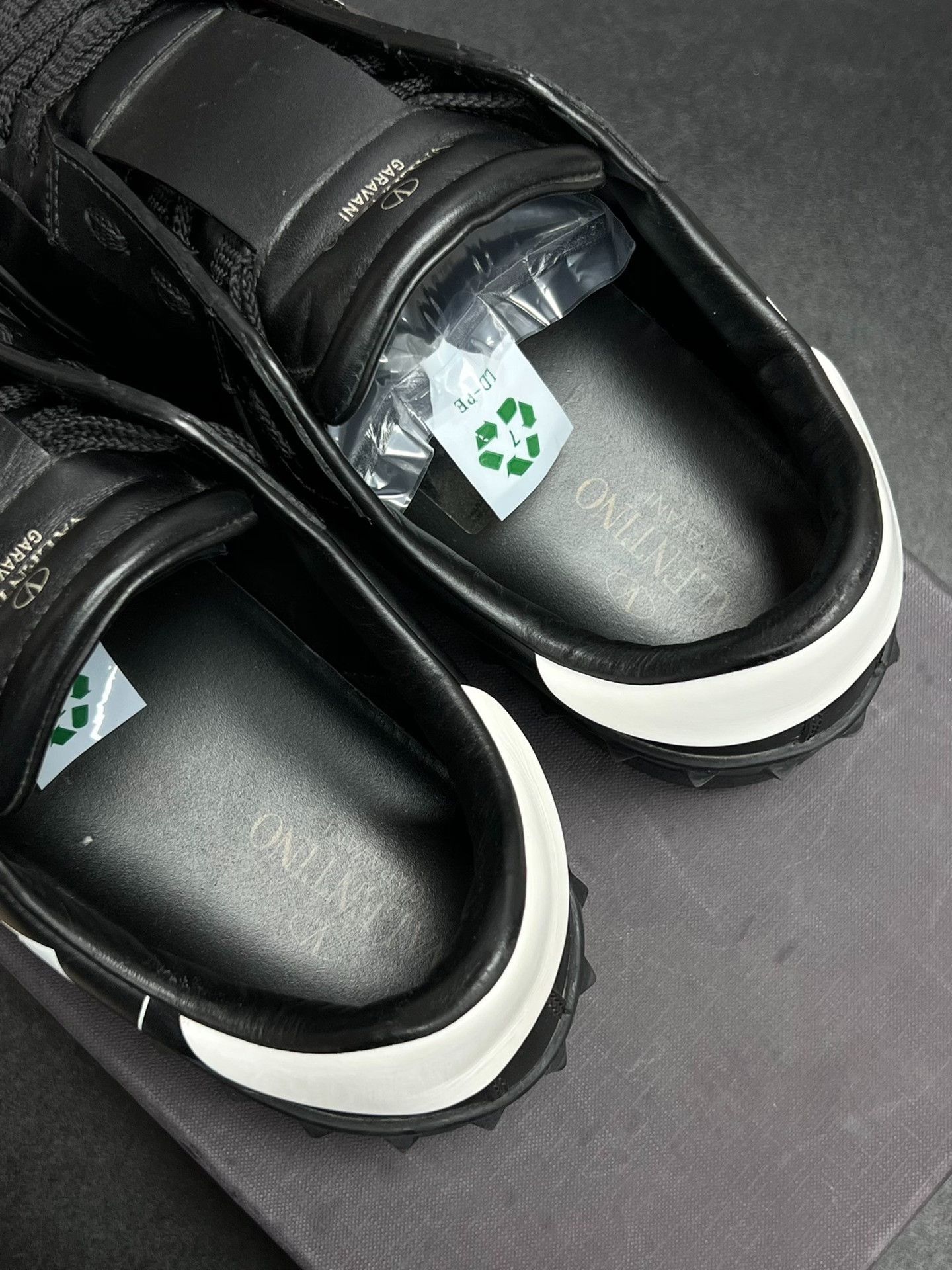 Valentino Valentino Black Lowtop Sneakers 8 Men Size US 8 / EU 41 - 4 Thumbnail